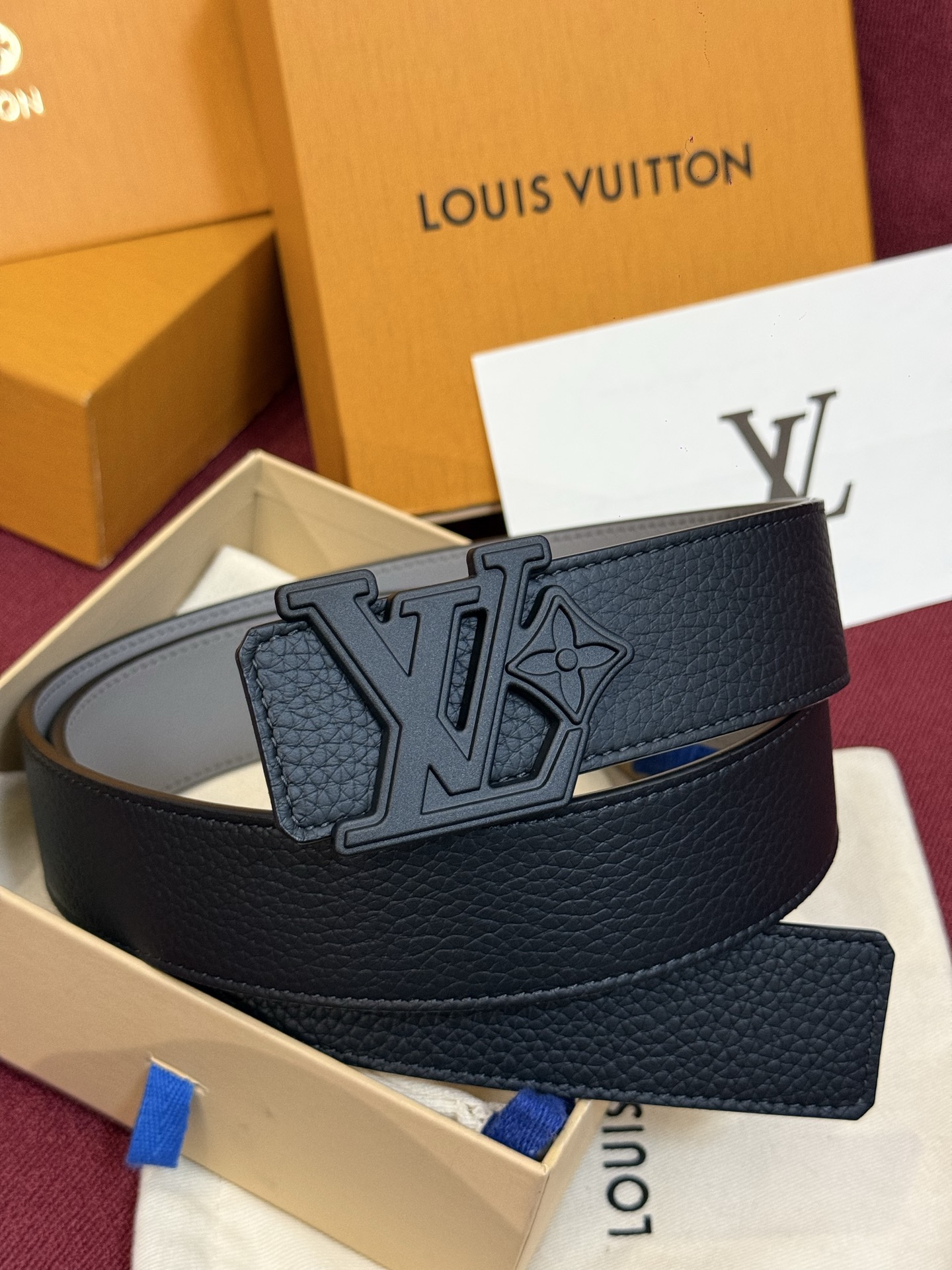 本款 Damier LV 40 毫米双面腰带做工精良，风格经典。深色牛皮革皮带与 LV 字母搭扣优雅相称