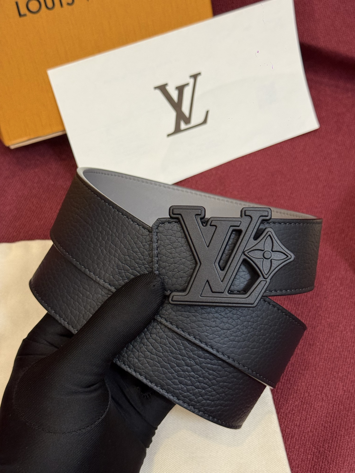 本款 Damier LV 40 毫米双面腰带做工精良，风格经典。深色牛皮革皮带与 LV 字母搭扣优雅相称