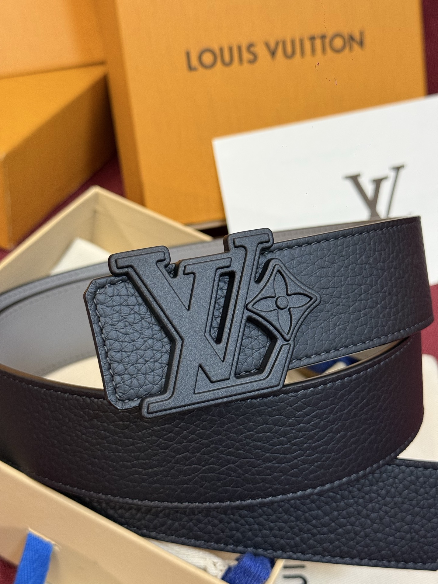 本款 Damier LV 40 毫米双面腰带做工精良，风格经典。深色牛皮革皮带与 LV 字母搭扣优雅相称