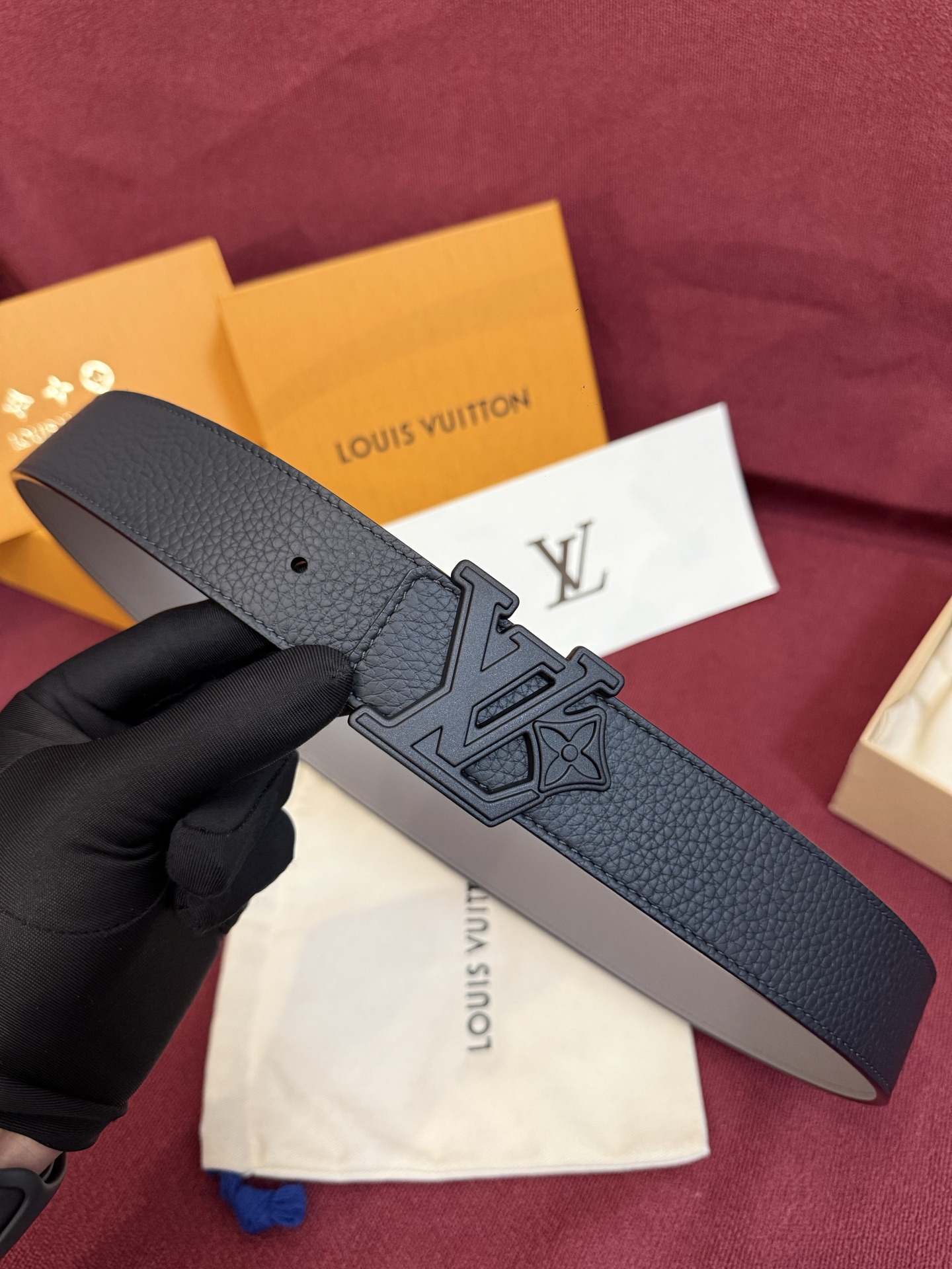本款 Damier LV 40 毫米双面腰带做工精良，风格经典。深色牛皮革皮带与 LV 字母搭扣优雅相称
