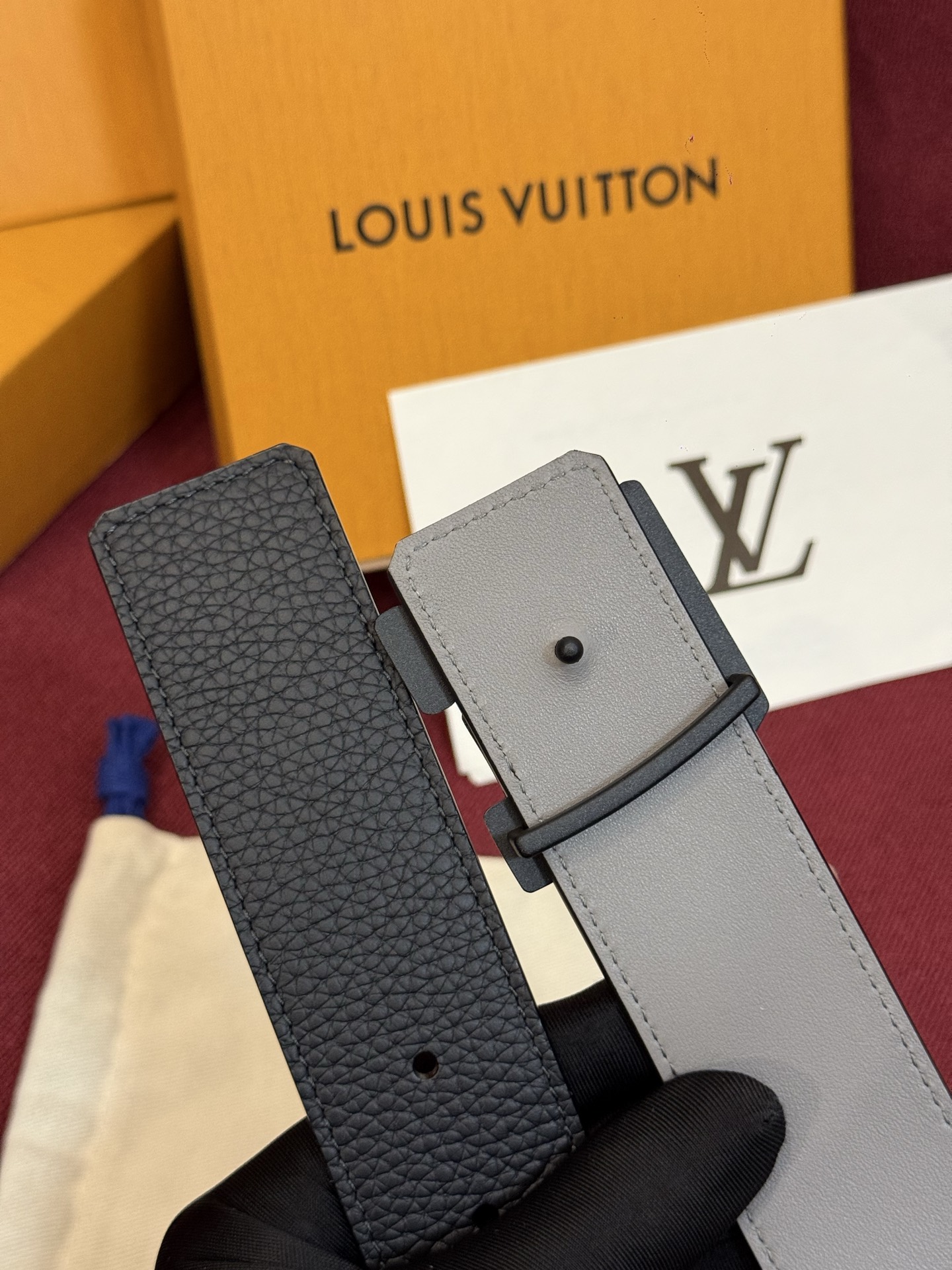 本款 Damier LV 40 毫米双面腰带做工精良，风格经典。深色牛皮革皮带与 LV 字母搭扣优雅相称