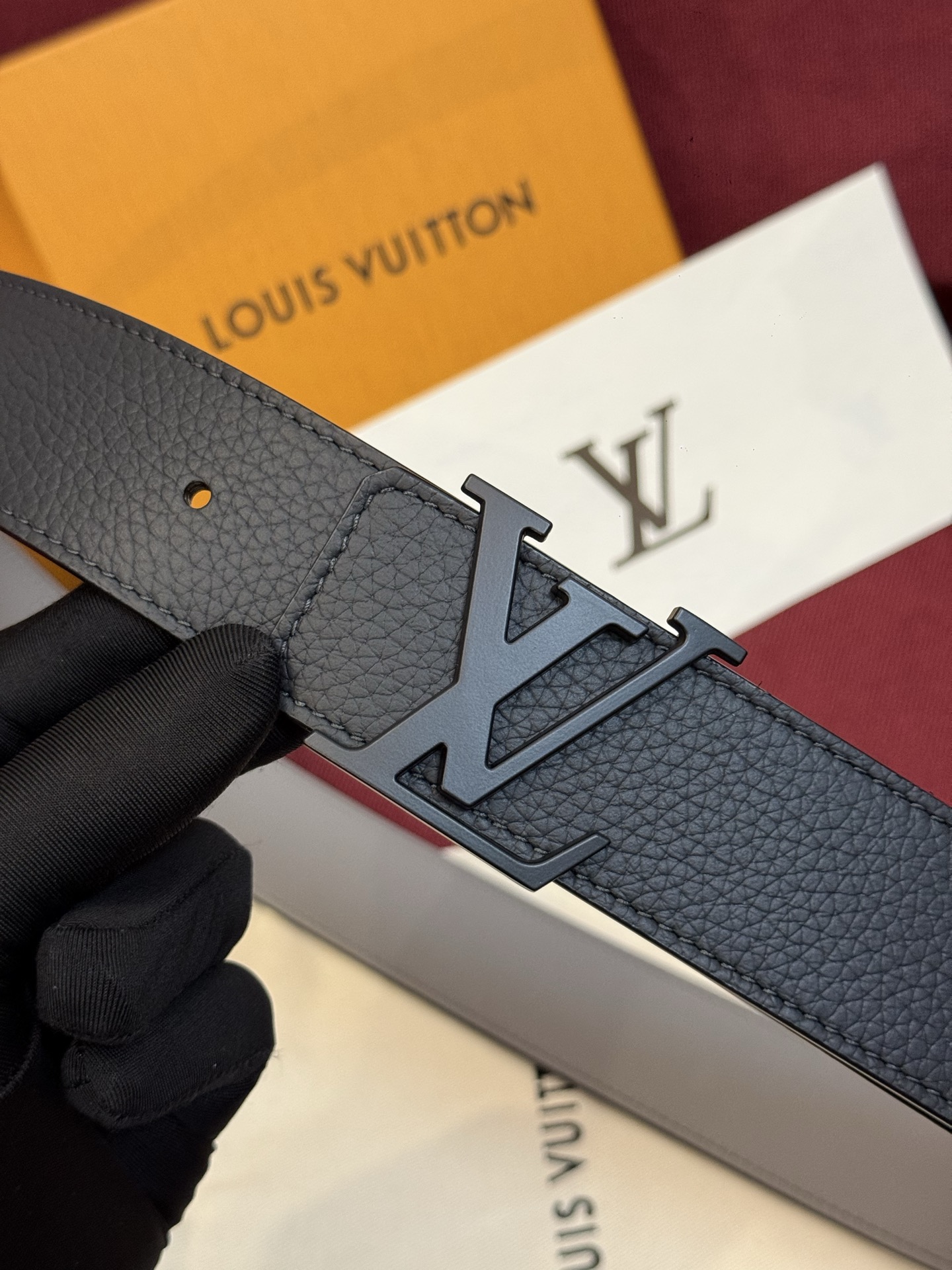 NO:882609,The original Damier LV 40mm reversible belt is well made and has a classic style. The dark cowhide leather belt matches the LV letter buckle elegantly,,belt,louis vuitton,cowhide19860909原单本款 Damier LV 40 毫米双面腰带做工精良,风格经典.深色牛皮革皮带与 LV 字母搭扣优雅相称,,皮带,louis vuitton,cowhide,Belt