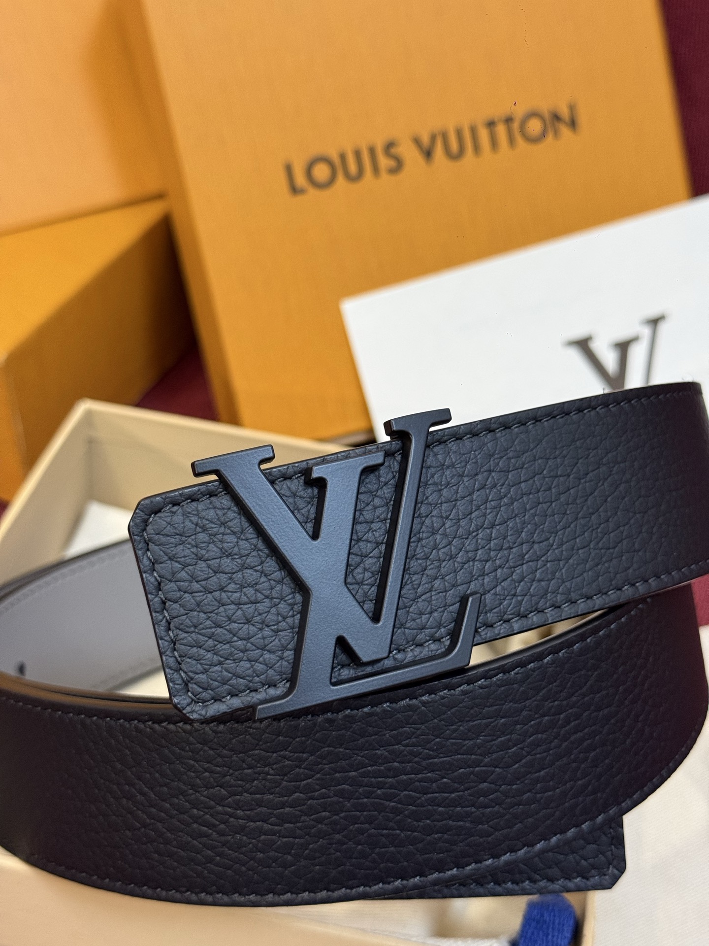 本款 Damier LV 40 毫米双面腰带做工精良，风格经典。深色牛皮革皮带与 LV 字母搭扣优雅相称