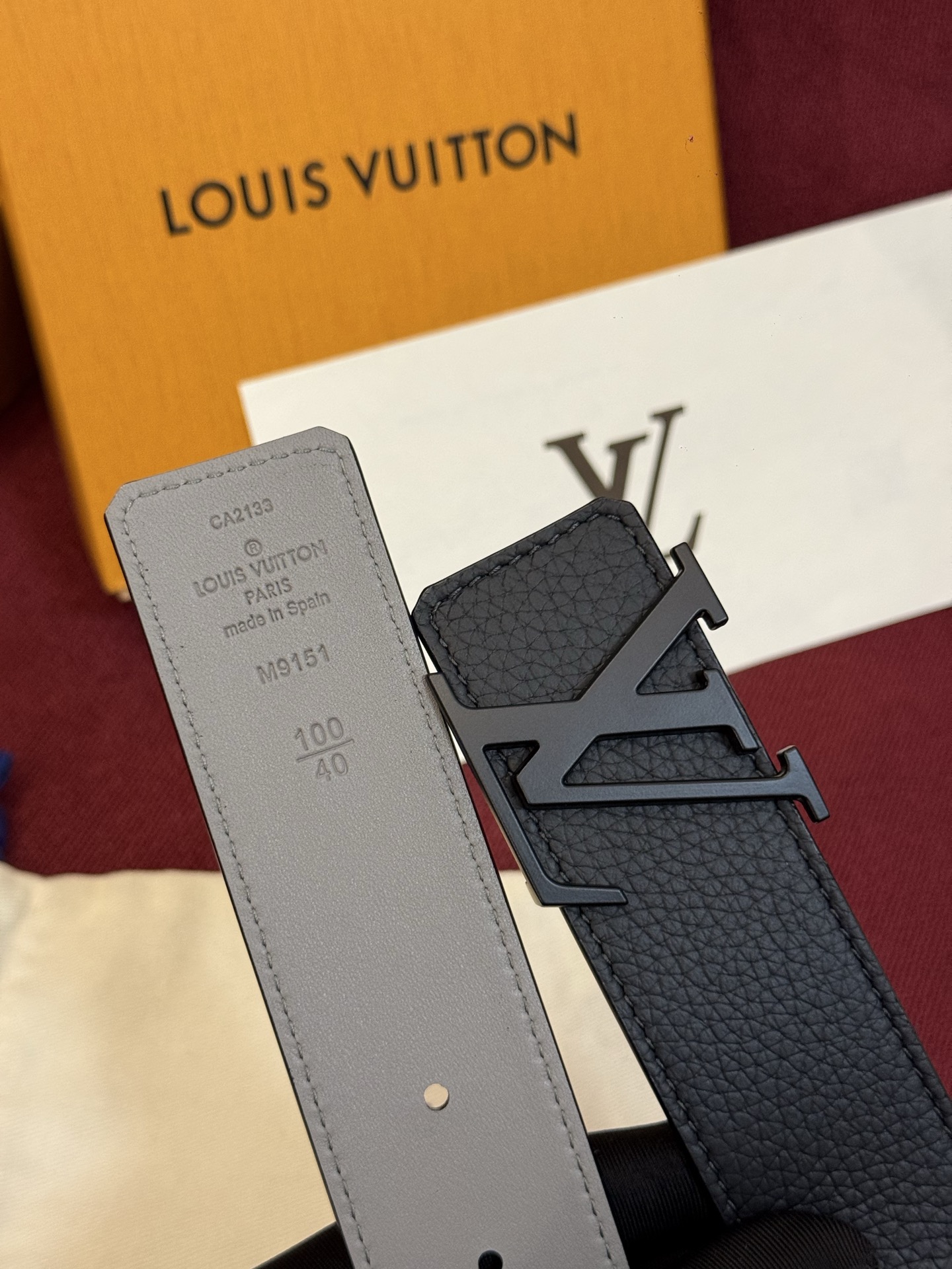 本款 Damier LV 40 毫米双面腰带做工精良，风格经典。深色牛皮革皮带与 LV 字母搭扣优雅相称