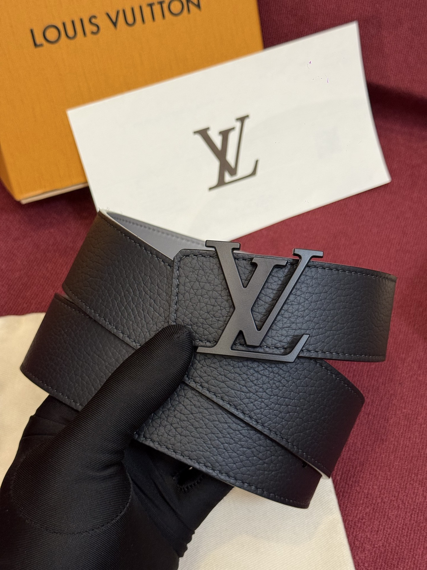 本款 Damier LV 40 毫米双面腰带做工精良，风格经典。深色牛皮革皮带与 LV 字母搭扣优雅相称