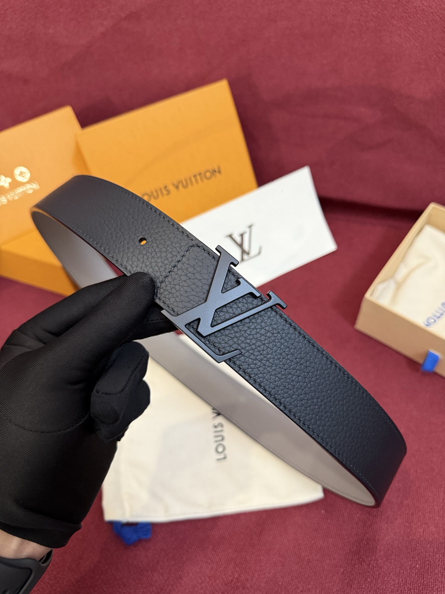本款 Damier LV 40 毫米双面腰带做工精良，风格经典。深色牛皮革皮带与 LV 字母搭扣优雅相称