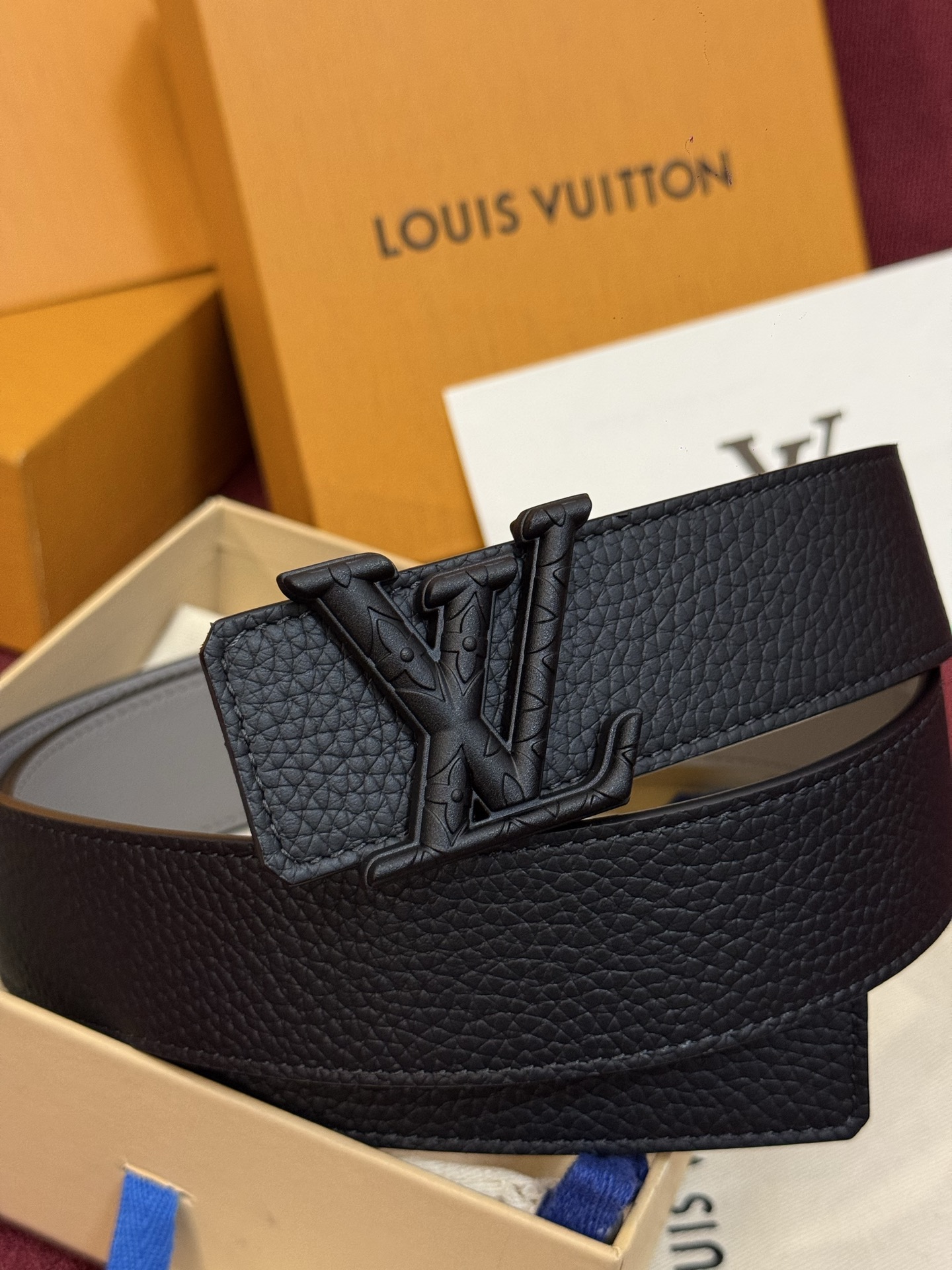 本款 Damier LV 40 毫米双面腰带做工精良，风格经典。深色牛皮革皮带与 LV 字母搭扣优雅相称