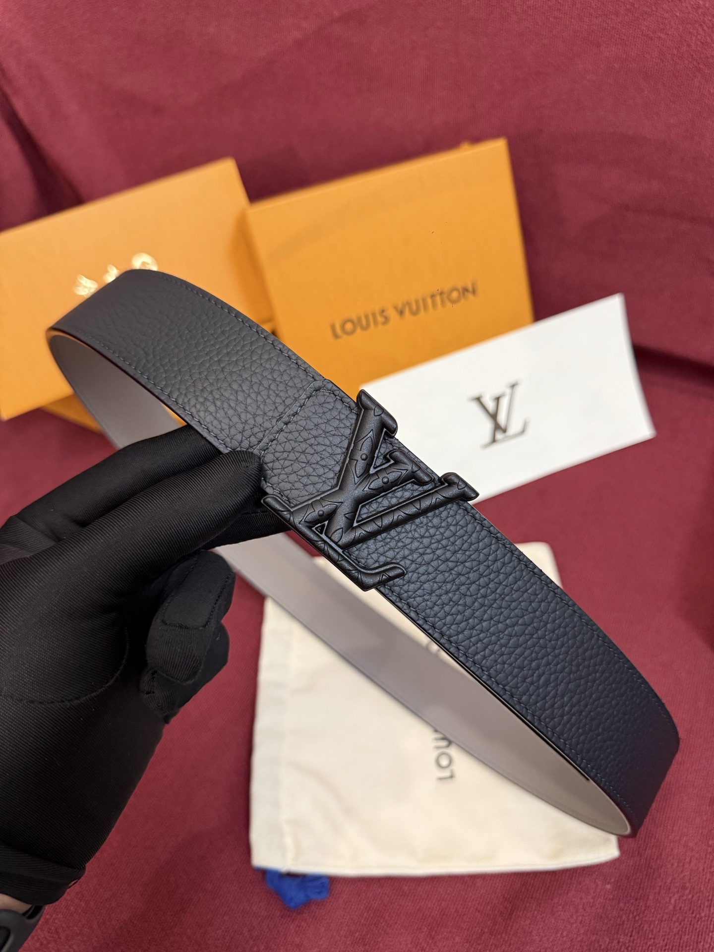 本款 Damier LV 40 毫米双面腰带做工精良，风格经典。深色牛皮革皮带与 LV 字母搭扣优雅相称