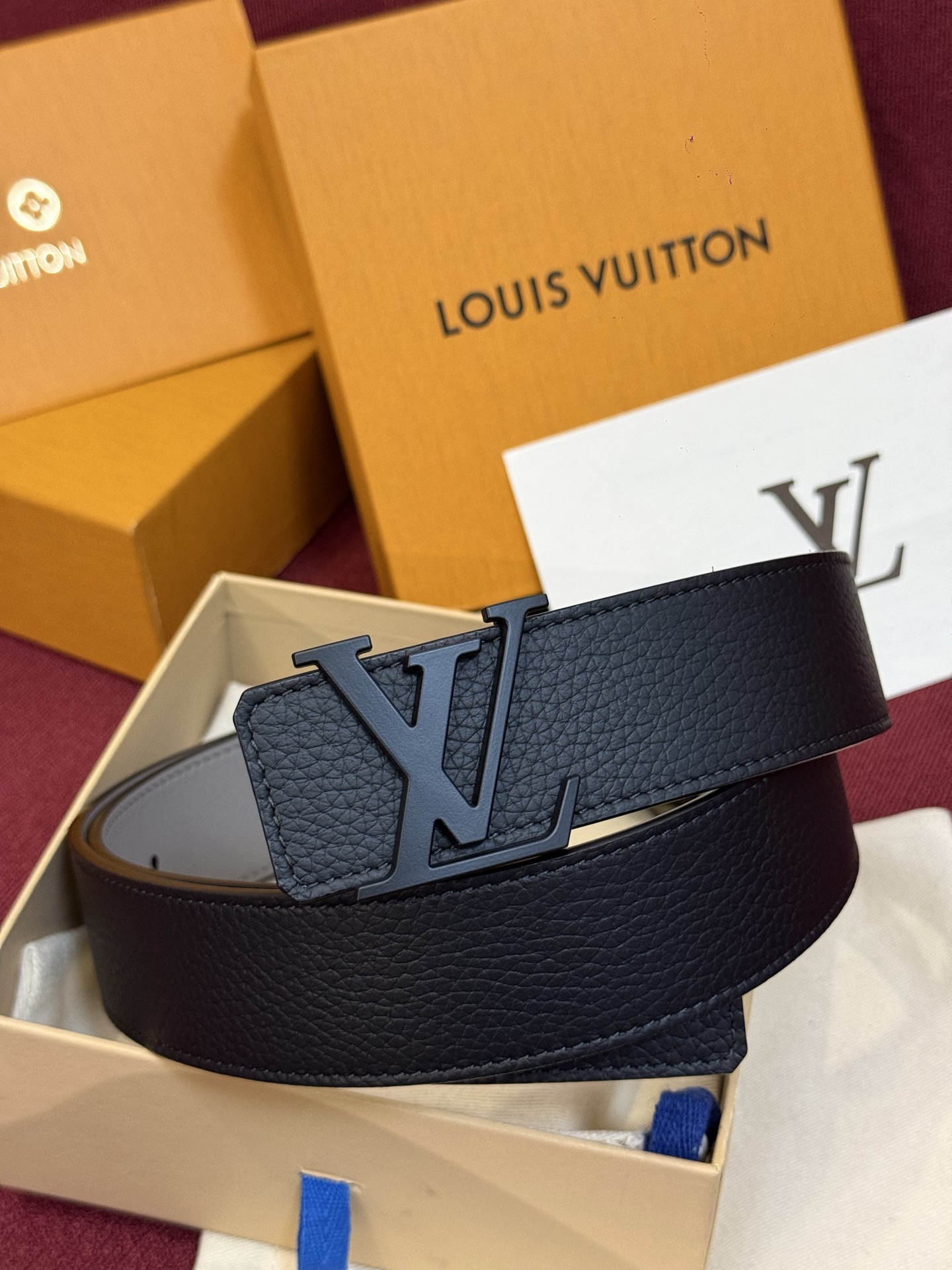 本款 Damier LV 40 毫米双面腰带做工精良，风格经典。深色牛皮革皮带与 LV 字母搭扣优雅相称