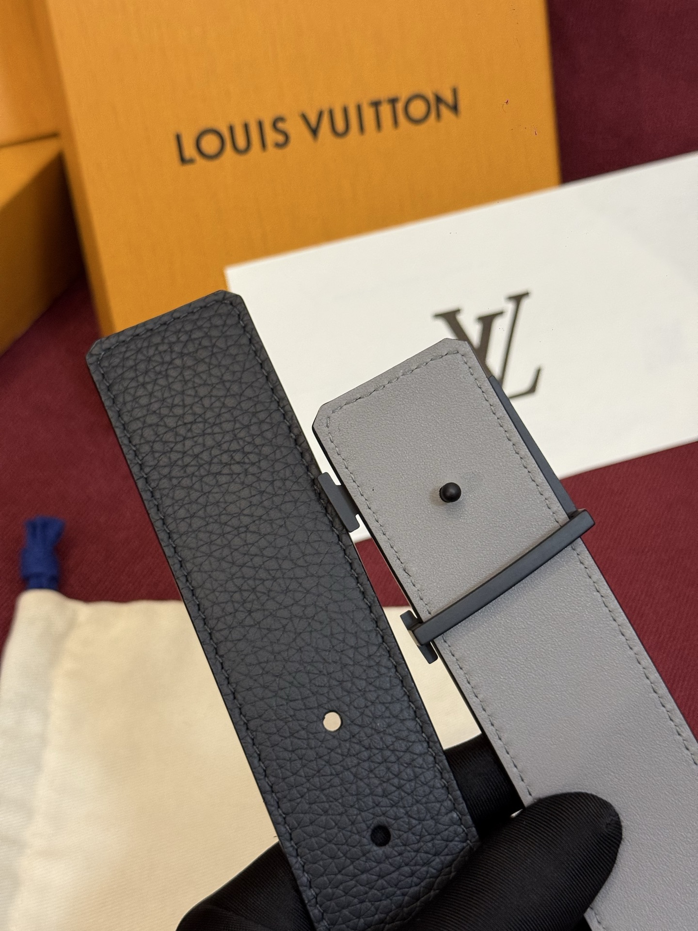 本款 Damier LV 40 毫米双面腰带做工精良，风格经典。深色牛皮革皮带与 LV 字母搭扣优雅相称