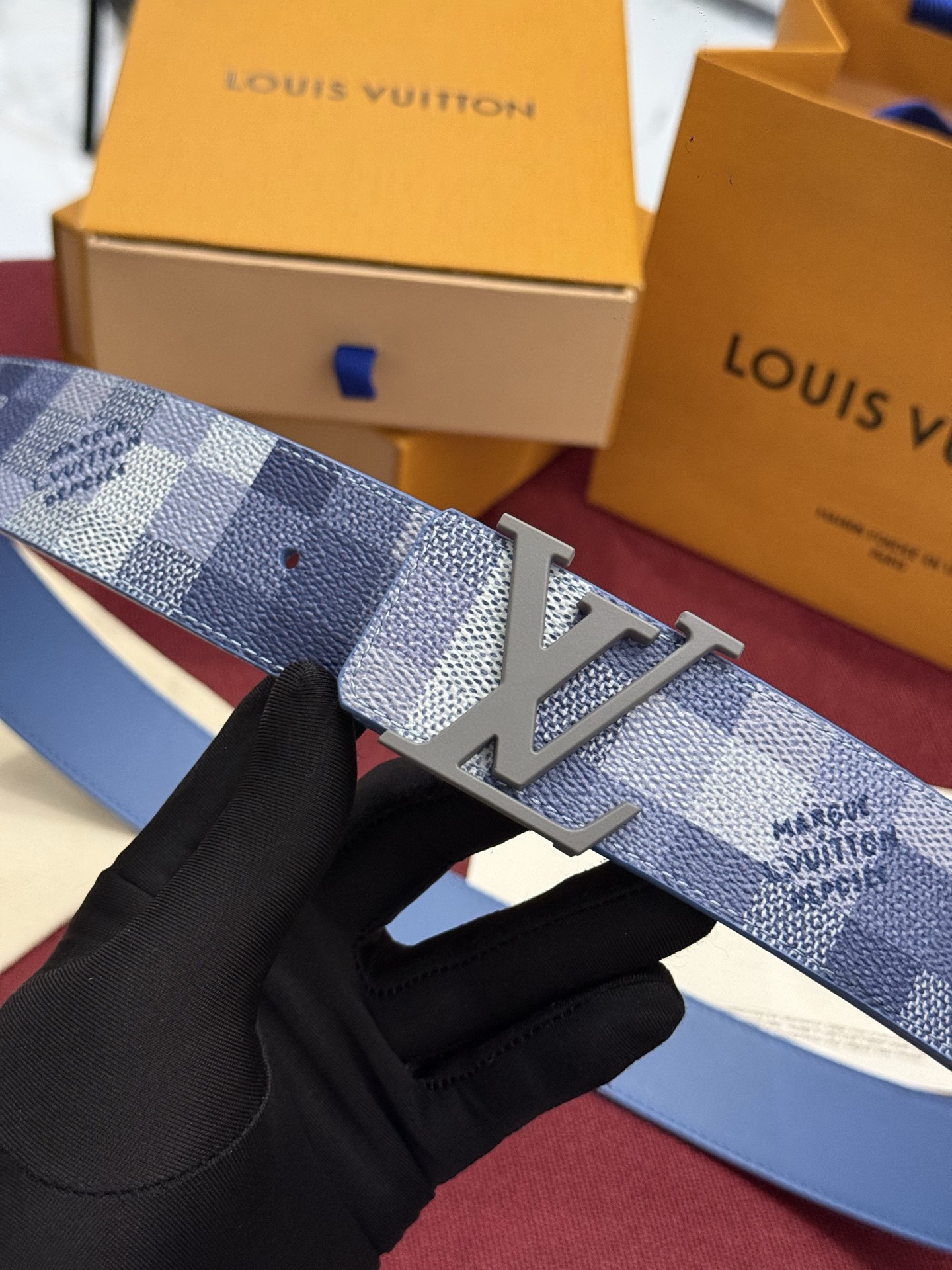 M4739 这款时尚前卫的 LV Initiales Damoflage 40mm 可翻转腰带重新注入了