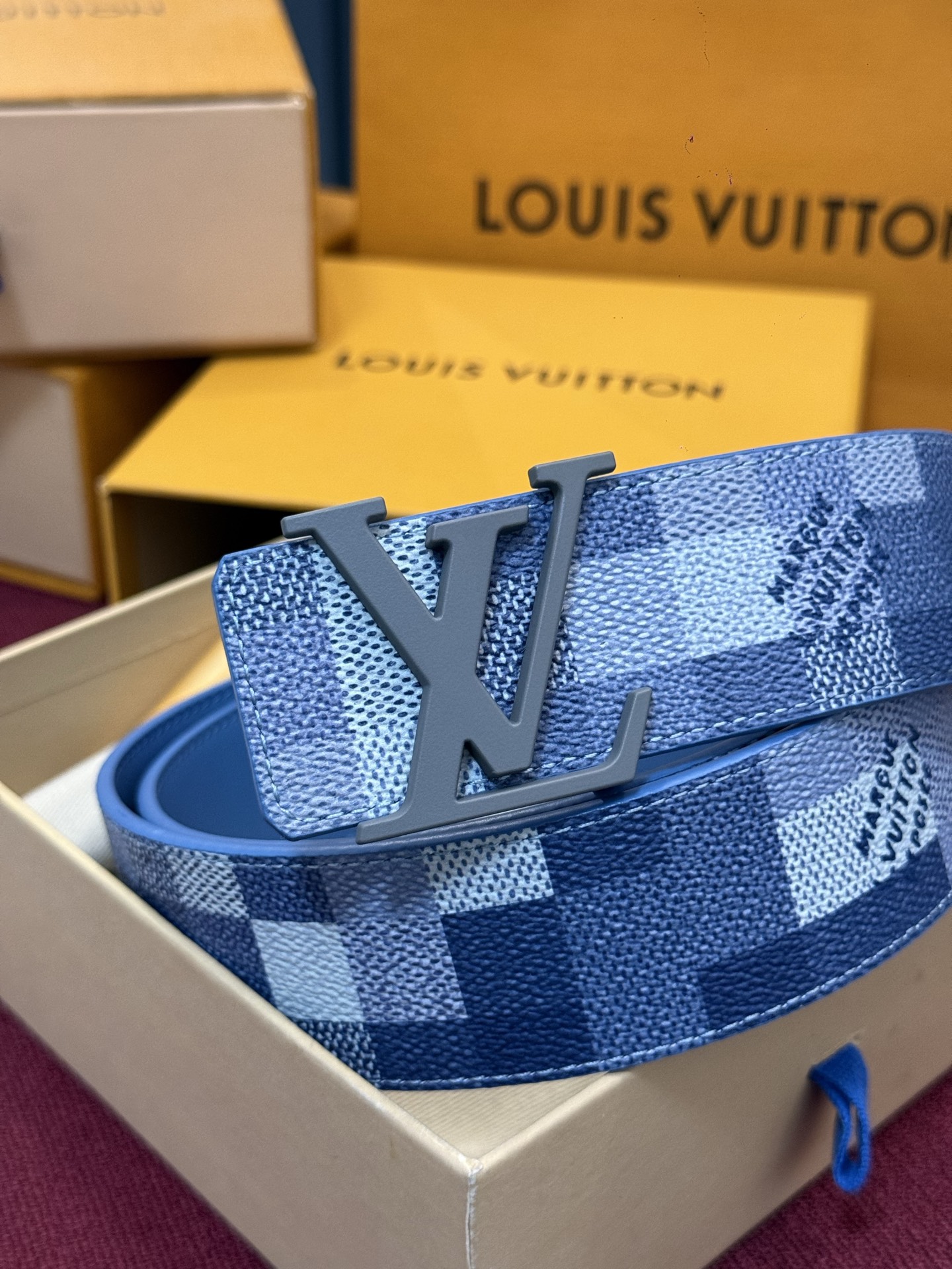 M4739 这款时尚前卫的 LV Initiales Damoflage 40mm 可翻转腰带重新注入了