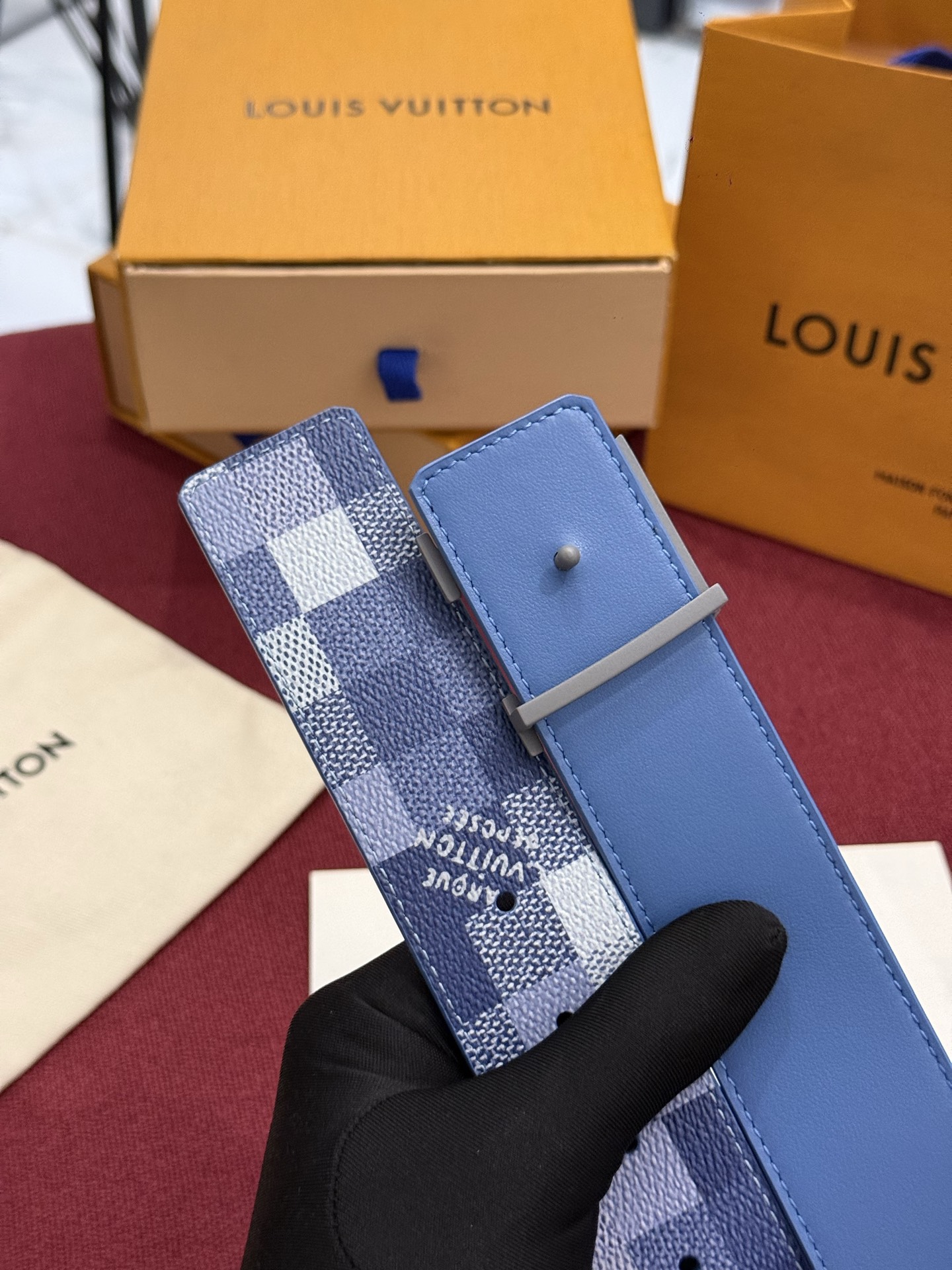 M4739 这款时尚前卫的 LV Initiales Damoflage 40mm 可翻转腰带重新注入了