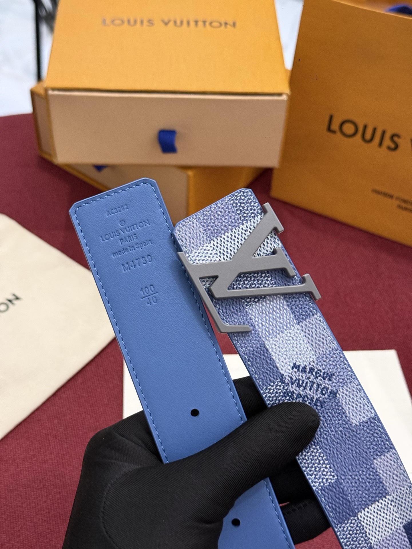 M4739 这款时尚前卫的 LV Initiales Damoflage 40mm 可翻转腰带重新注入了