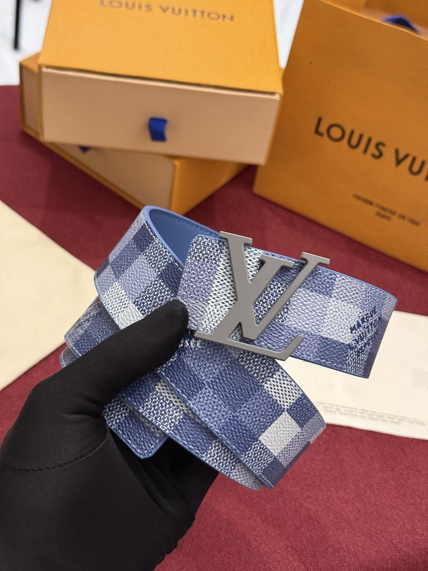 M4739 这款时尚前卫的 LV Initiales Damoflage 40mm 可翻转腰带重新注入了