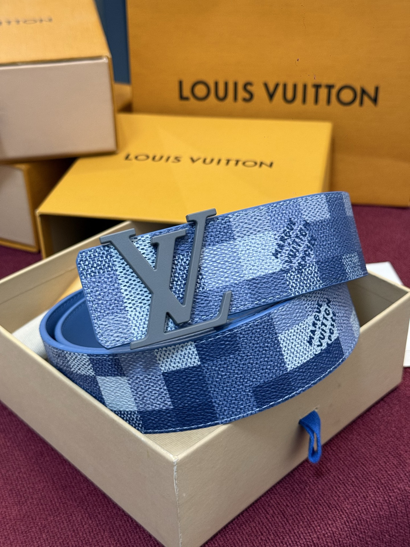 M4739 这款时尚前卫的 LV Initiales Damoflage 40mm 可翻转腰带重新注入了