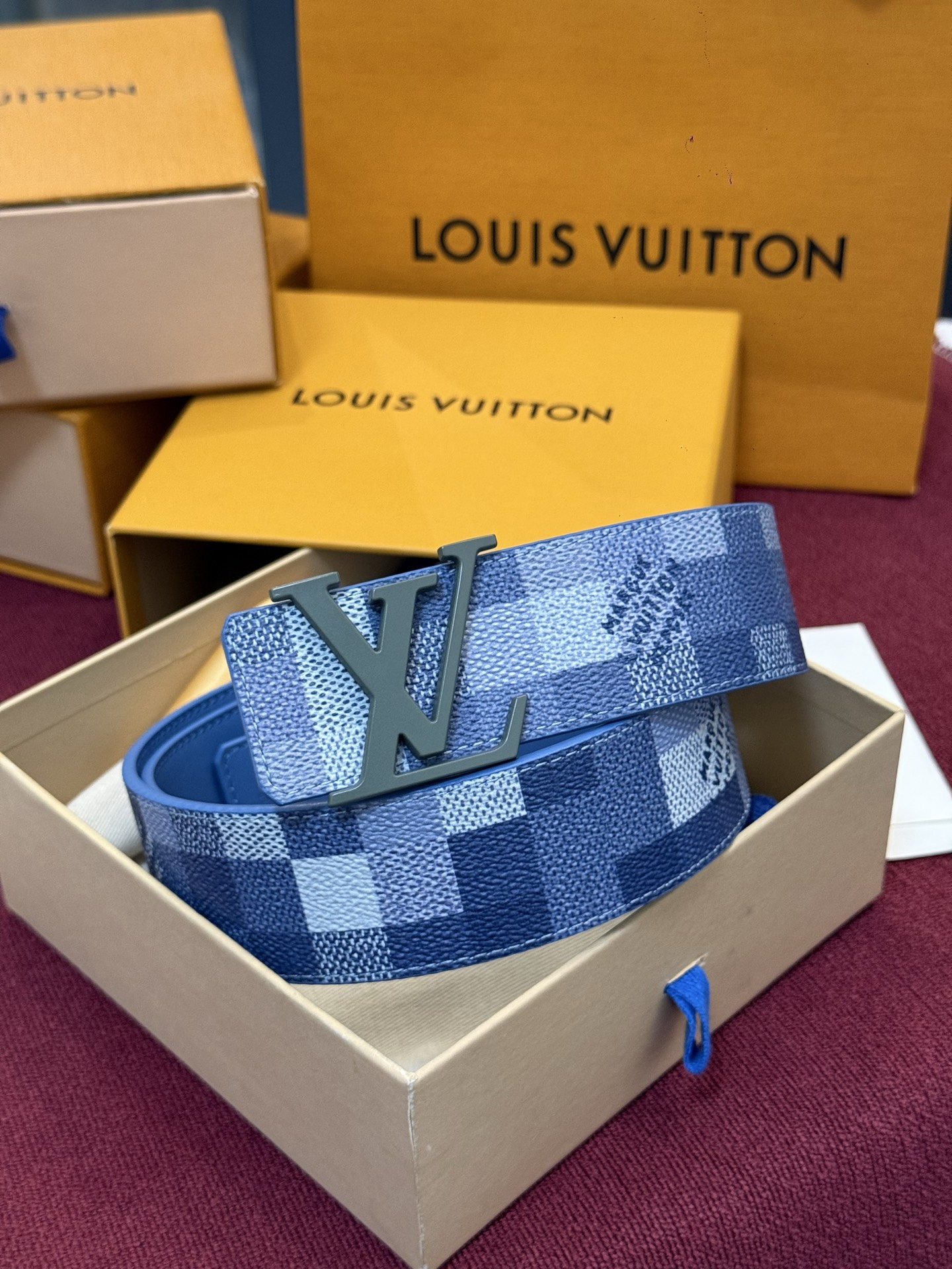 M4739 这款时尚前卫的 LV Initiales Damoflage 40mm 可翻转腰带重新注入了