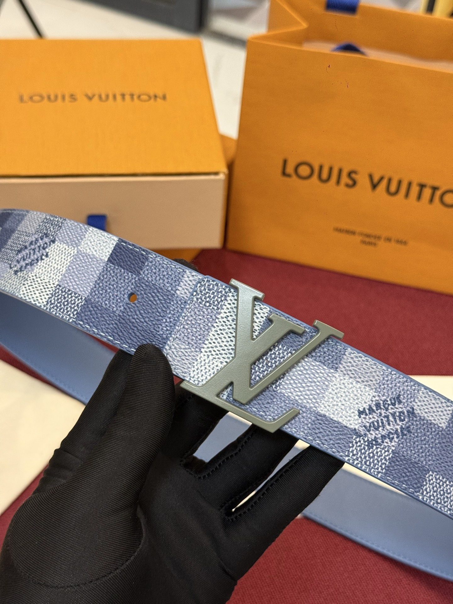 M4739 这款时尚前卫的 LV Initiales Damoflage 40mm 可翻转腰带重新注入了
