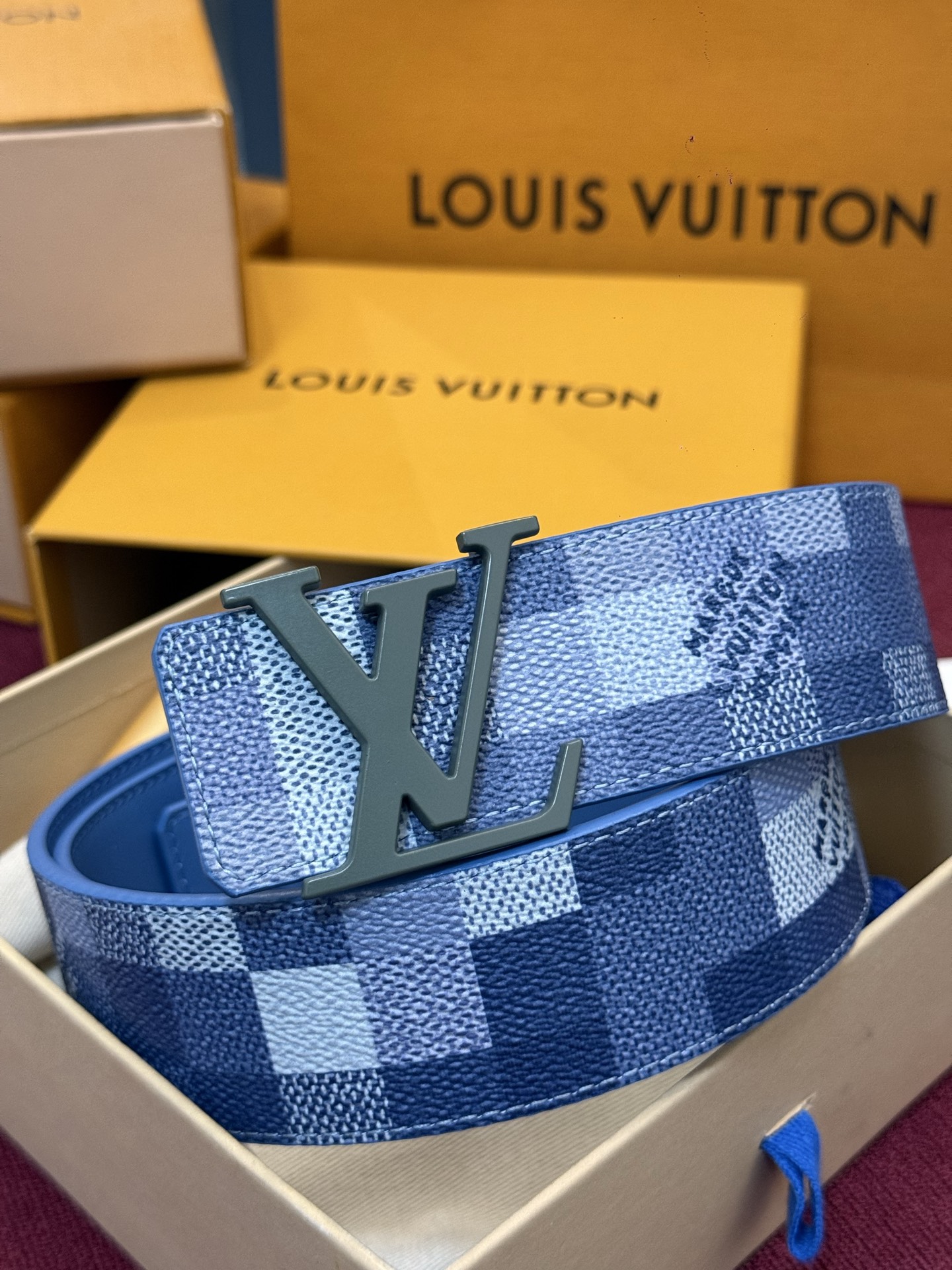 M4739 这款时尚前卫的 LV Initiales Damoflage 40mm 可翻转腰带重新注入了