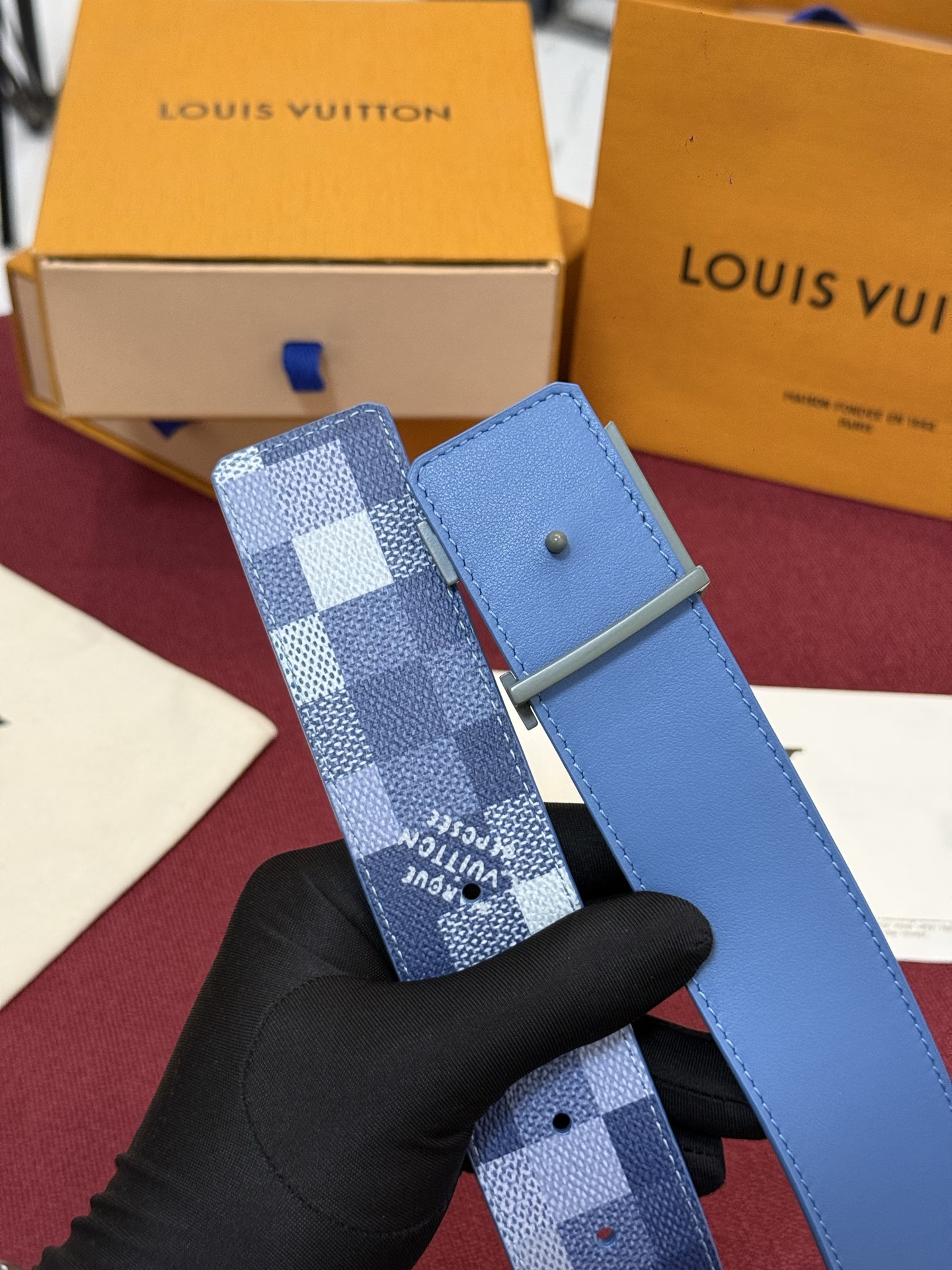 M4739 这款时尚前卫的 LV Initiales Damoflage 40mm 可翻转腰带重新注入了