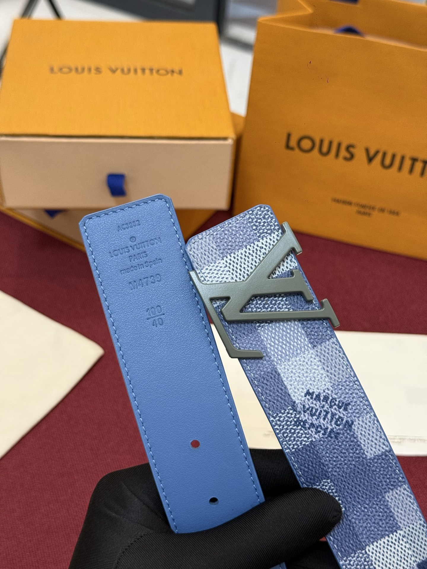 M4739 这款时尚前卫的 LV Initiales Damoflage 40mm 可翻转腰带重新注入了