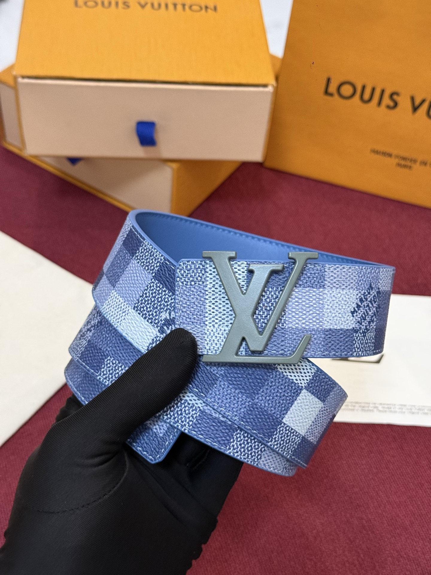 M4739 这款时尚前卫的 LV Initiales Damoflage 40mm 可翻转腰带重新注入了