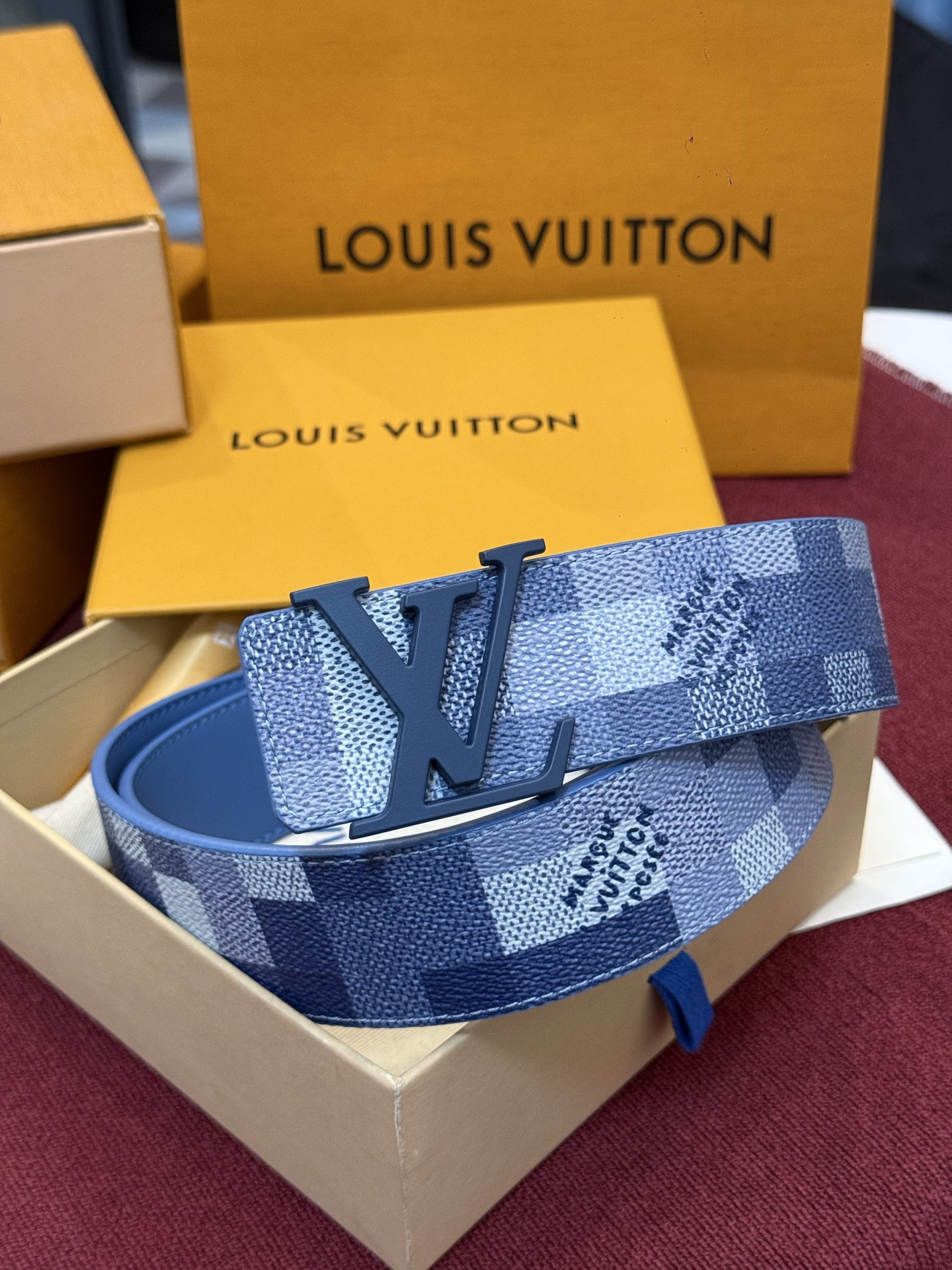 M4739 这款时尚前卫的 LV Initiales Damoflage 40mm 可翻转腰带重新注入了