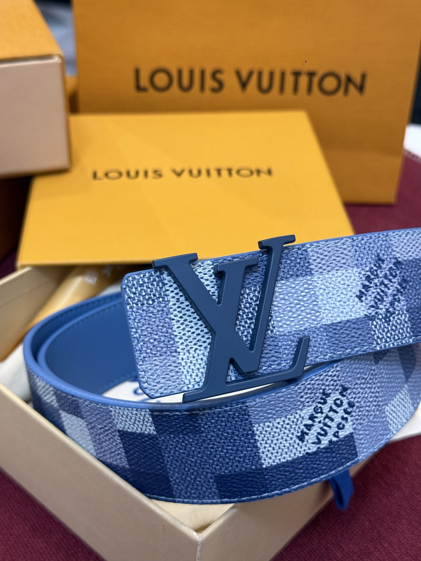 M4739 这款时尚前卫的 LV Initiales Damoflage 40mm 可翻转腰带重新注入了