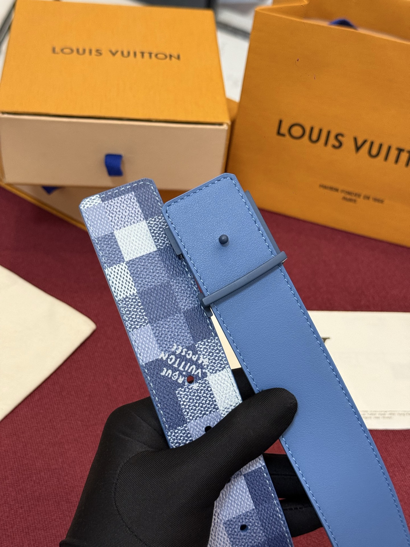 M4739 这款时尚前卫的 LV Initiales Damoflage 40mm 可翻转腰带重新注入了
