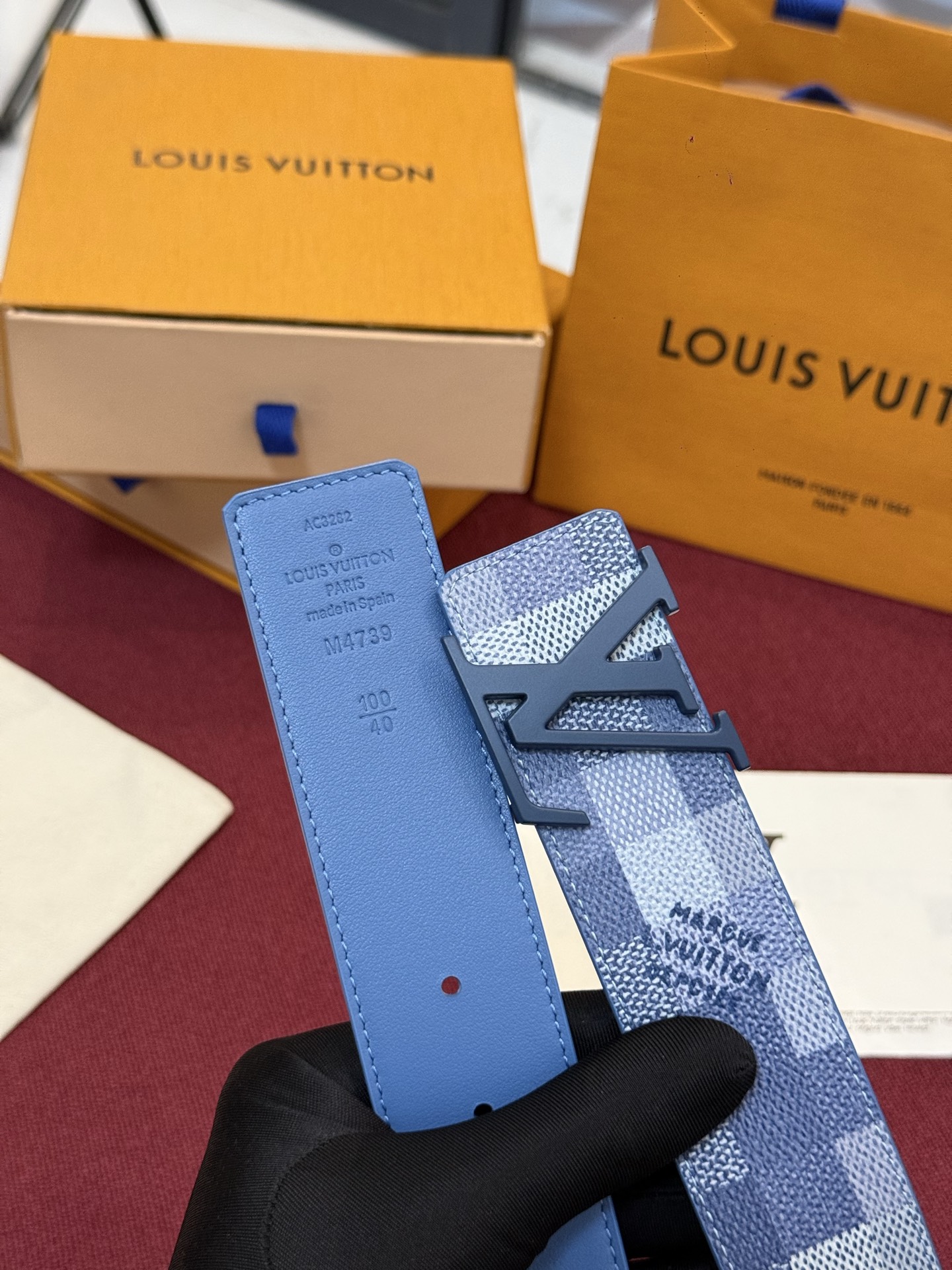 M4739 这款时尚前卫的 LV Initiales Damoflage 40mm 可翻转腰带重新注入了