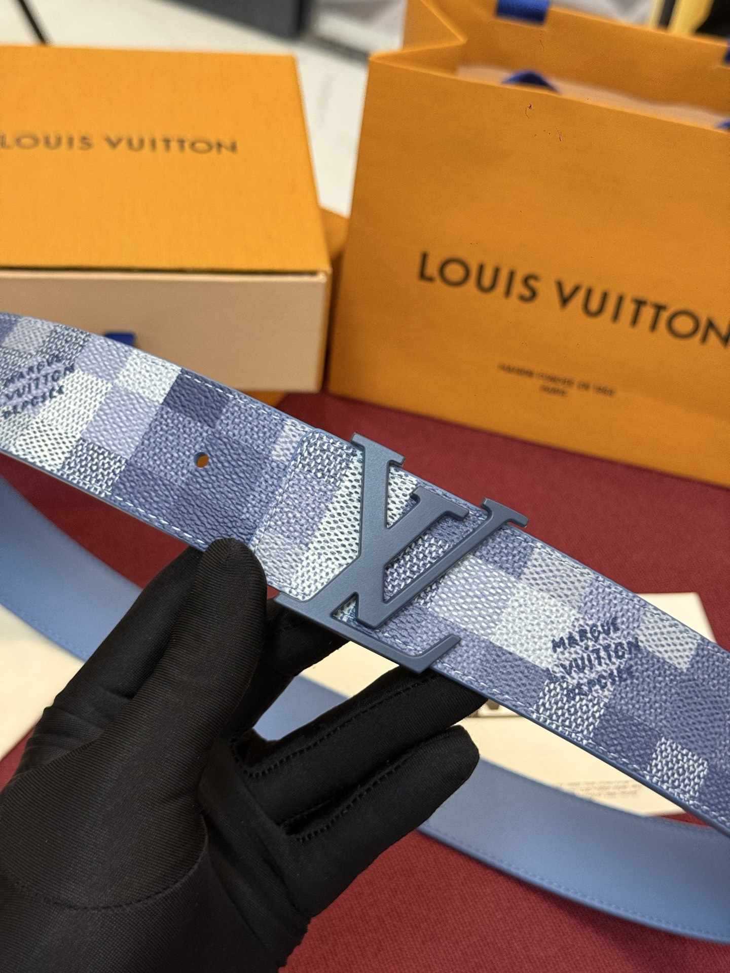 M4739 这款时尚前卫的 LV Initiales Damoflage 40mm 可翻转腰带重新注入了