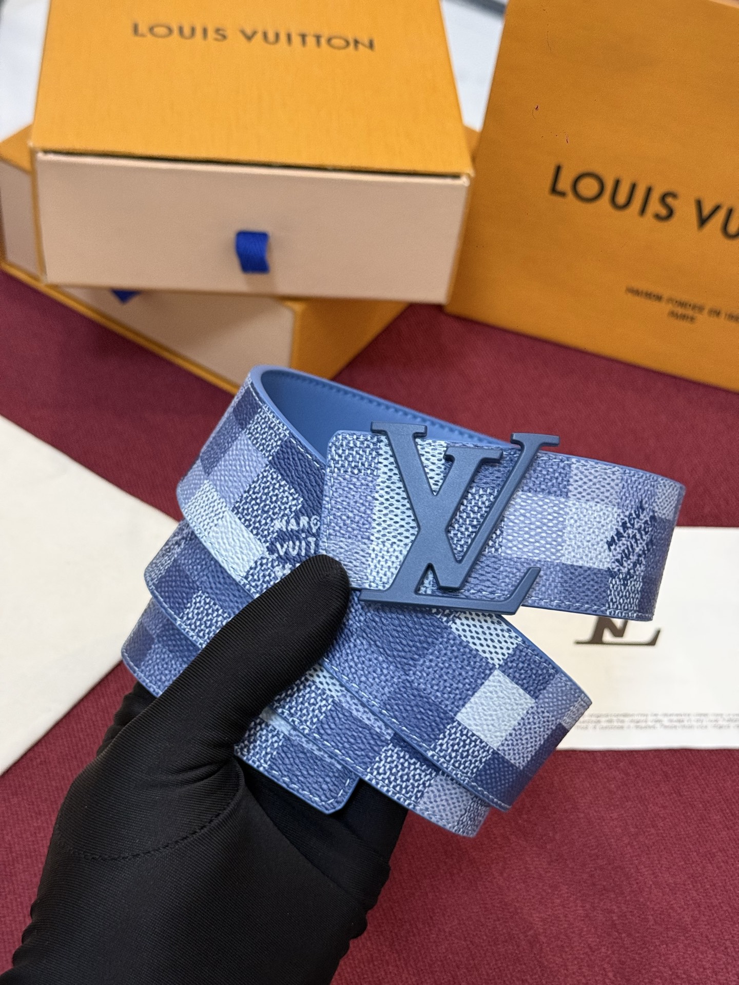 M4739 这款时尚前卫的 LV Initiales Damoflage 40mm 可翻转腰带重新注入了