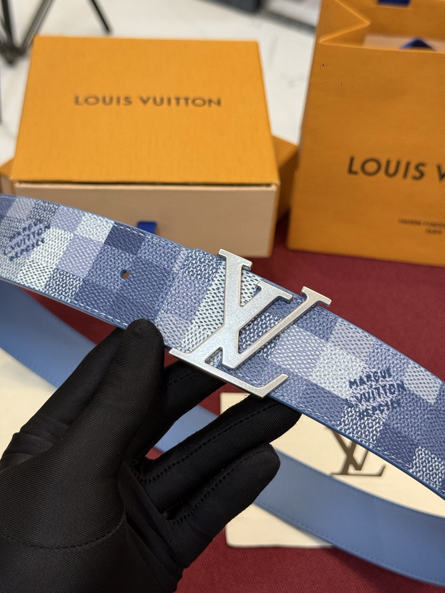 M4739 这款时尚前卫的 LV Initiales Damoflage 40mm 可翻转腰带重新注入了