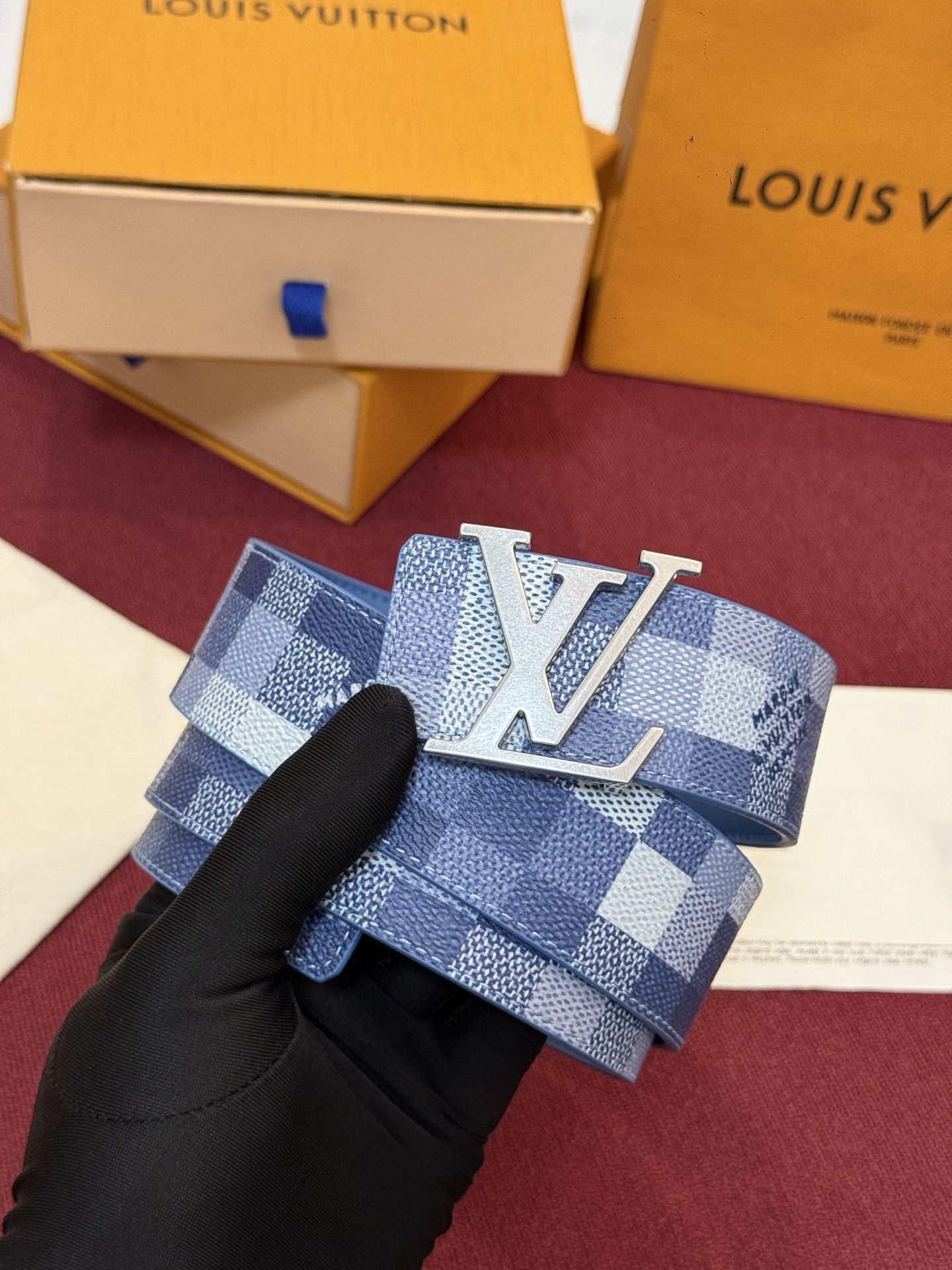 M4739 这款时尚前卫的 LV Initiales Damoflage 40mm 可翻转腰带重新注入了