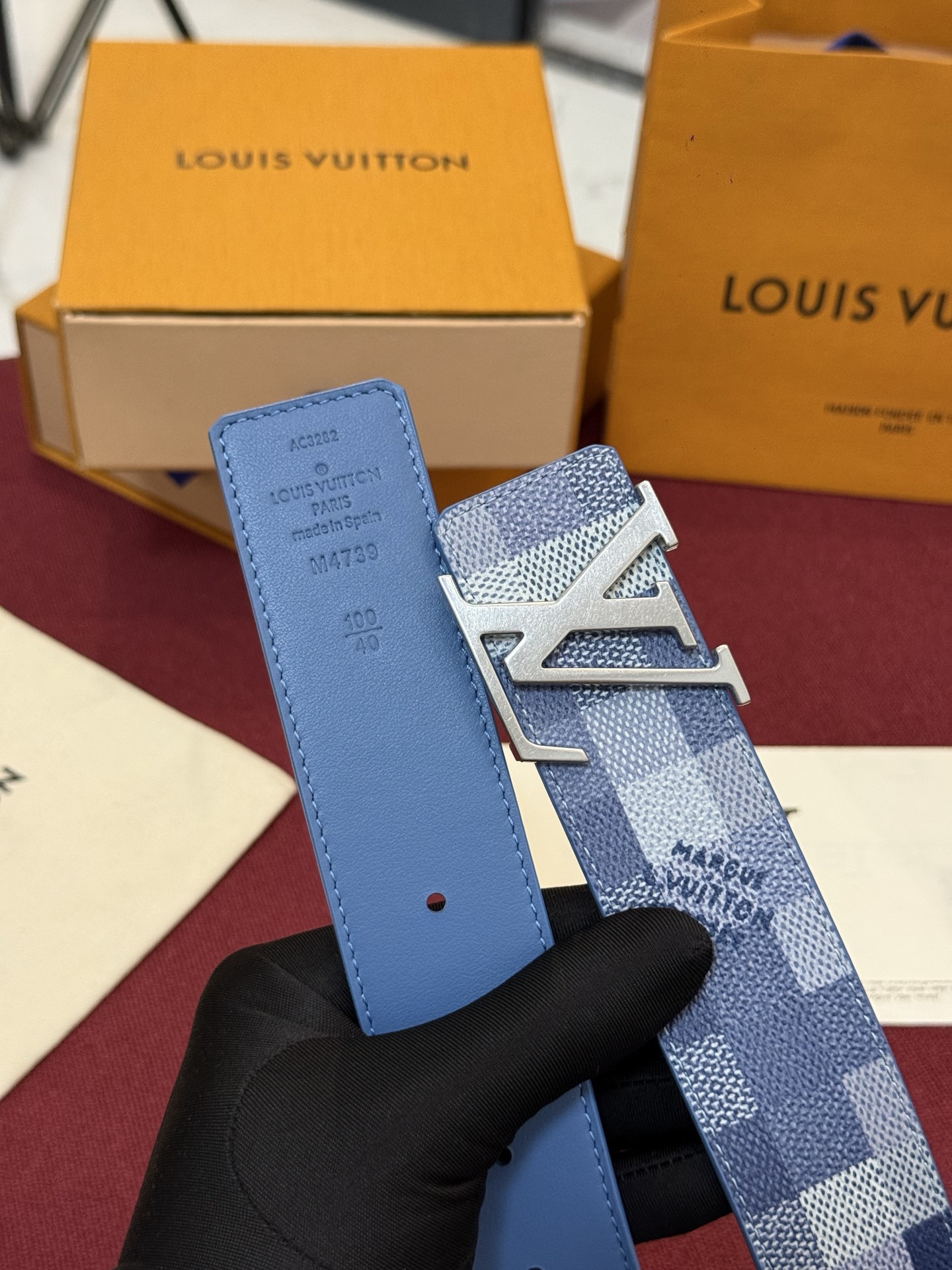 M4739 这款时尚前卫的 LV Initiales Damoflage 40mm 可翻转腰带重新注入了