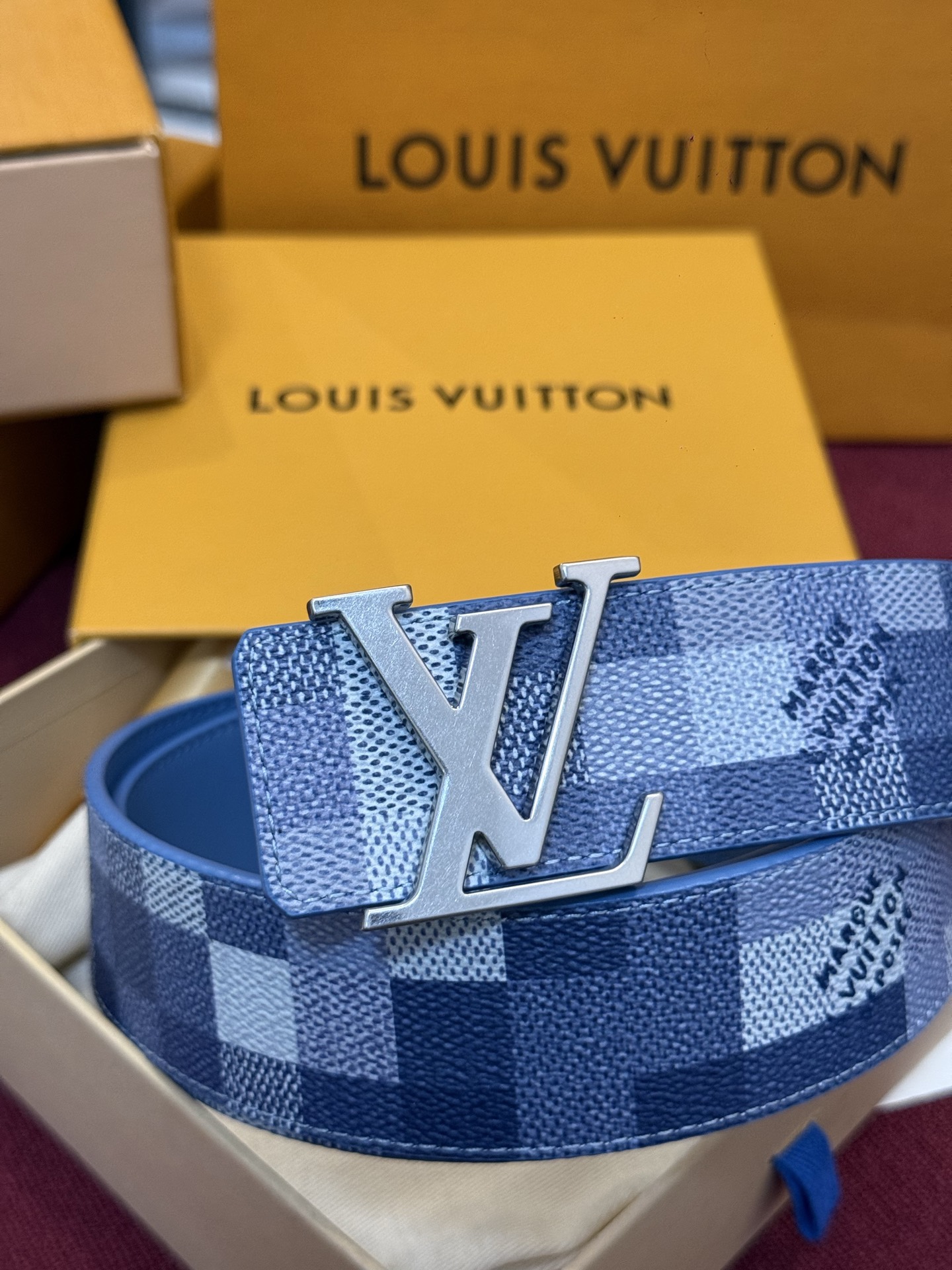 M4739 这款时尚前卫的 LV Initiales Damoflage 40mm 可翻转腰带重新注入了