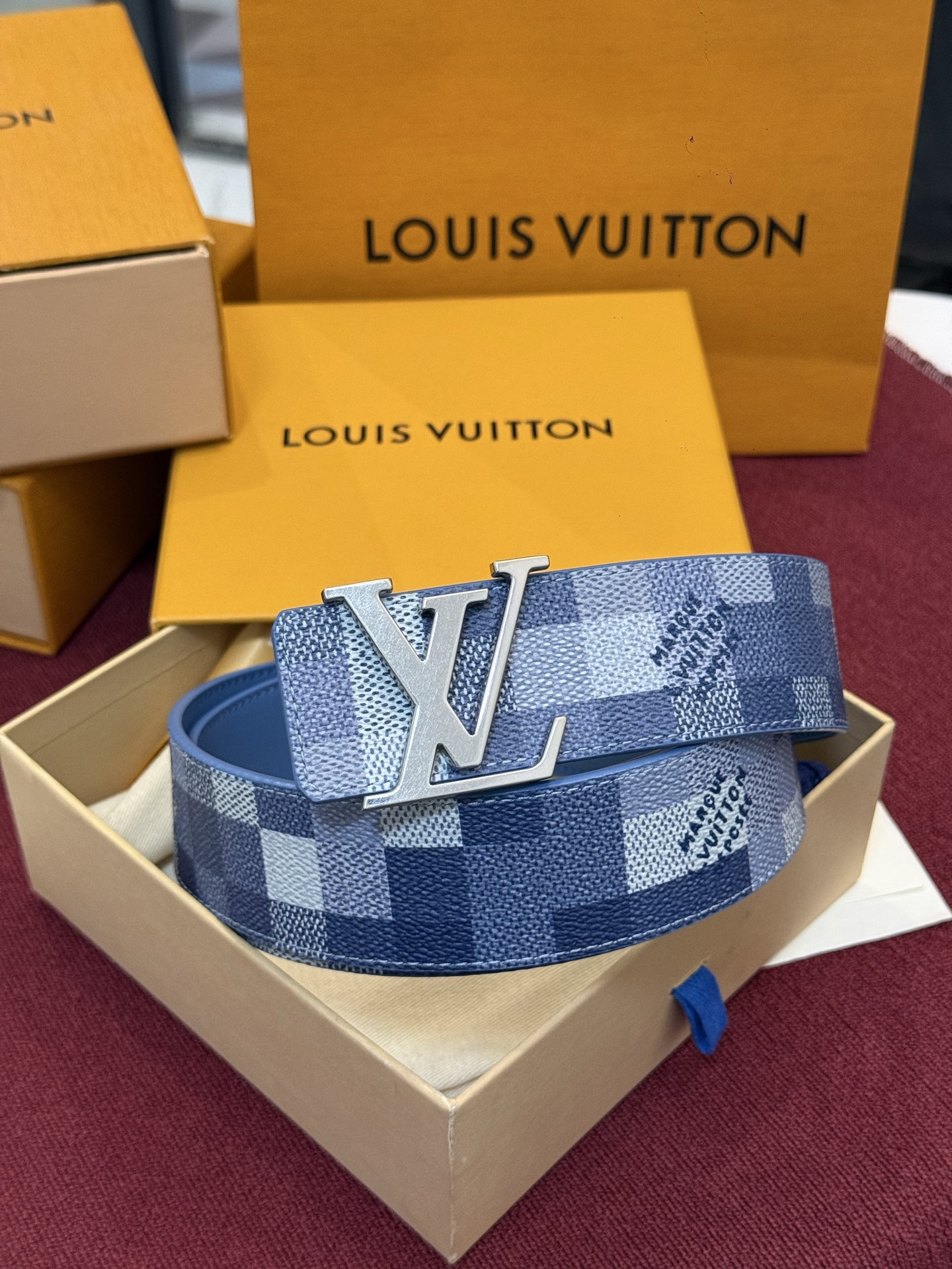 M4739 这款时尚前卫的 LV Initiales Damoflage 40mm 可翻转腰带重新注入了