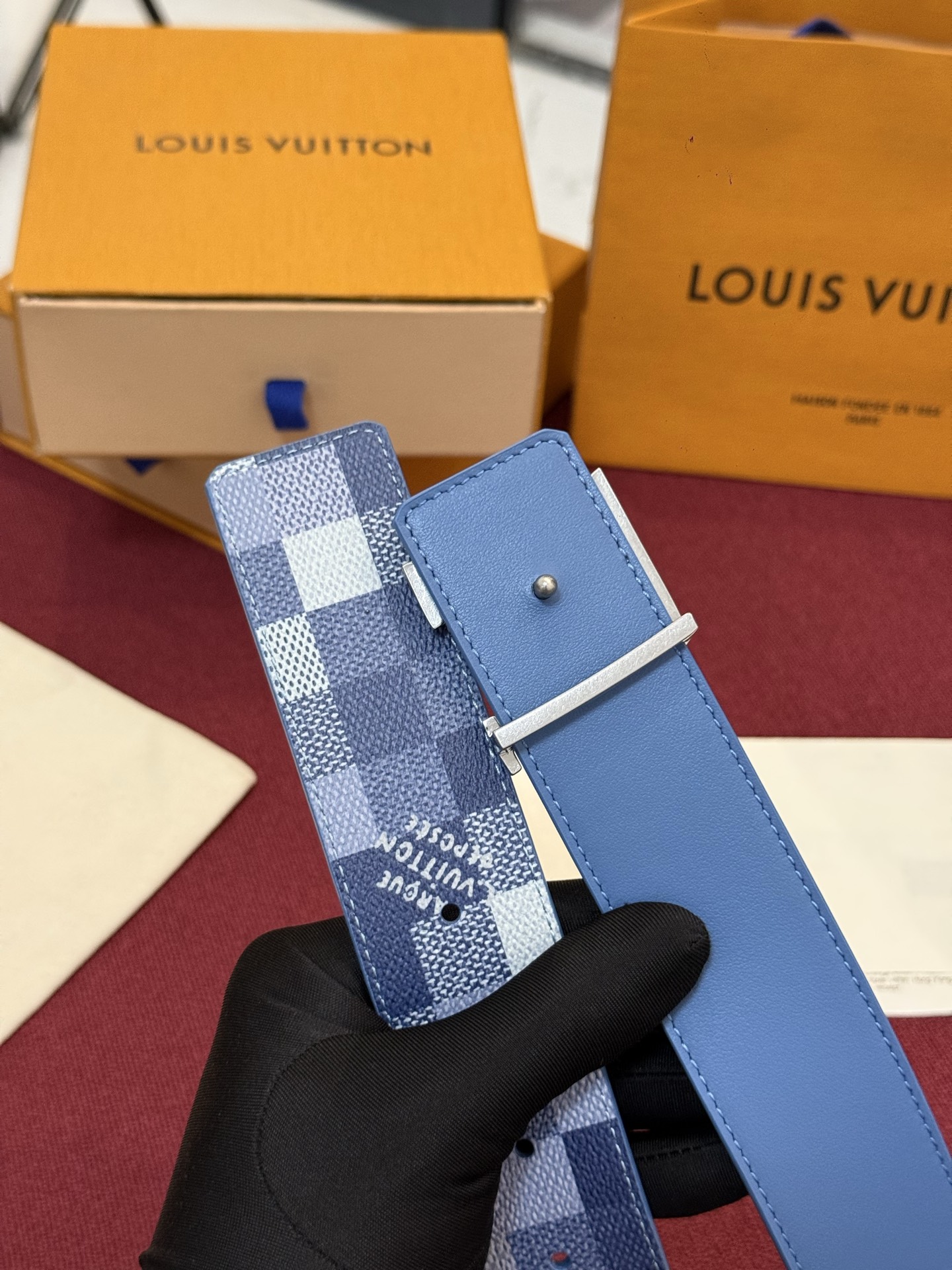 M4739 这款时尚前卫的 LV Initiales Damoflage 40mm 可翻转腰带重新注入了