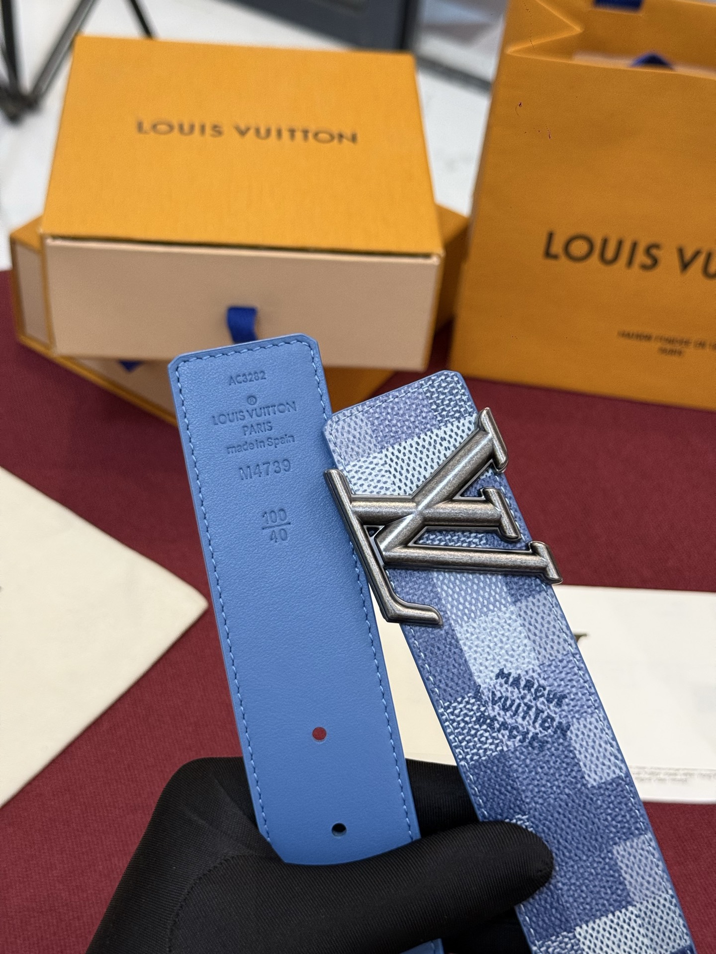 M4739 这款时尚前卫的 LV Initiales Damoflage 40mm 可翻转腰带重新注入了