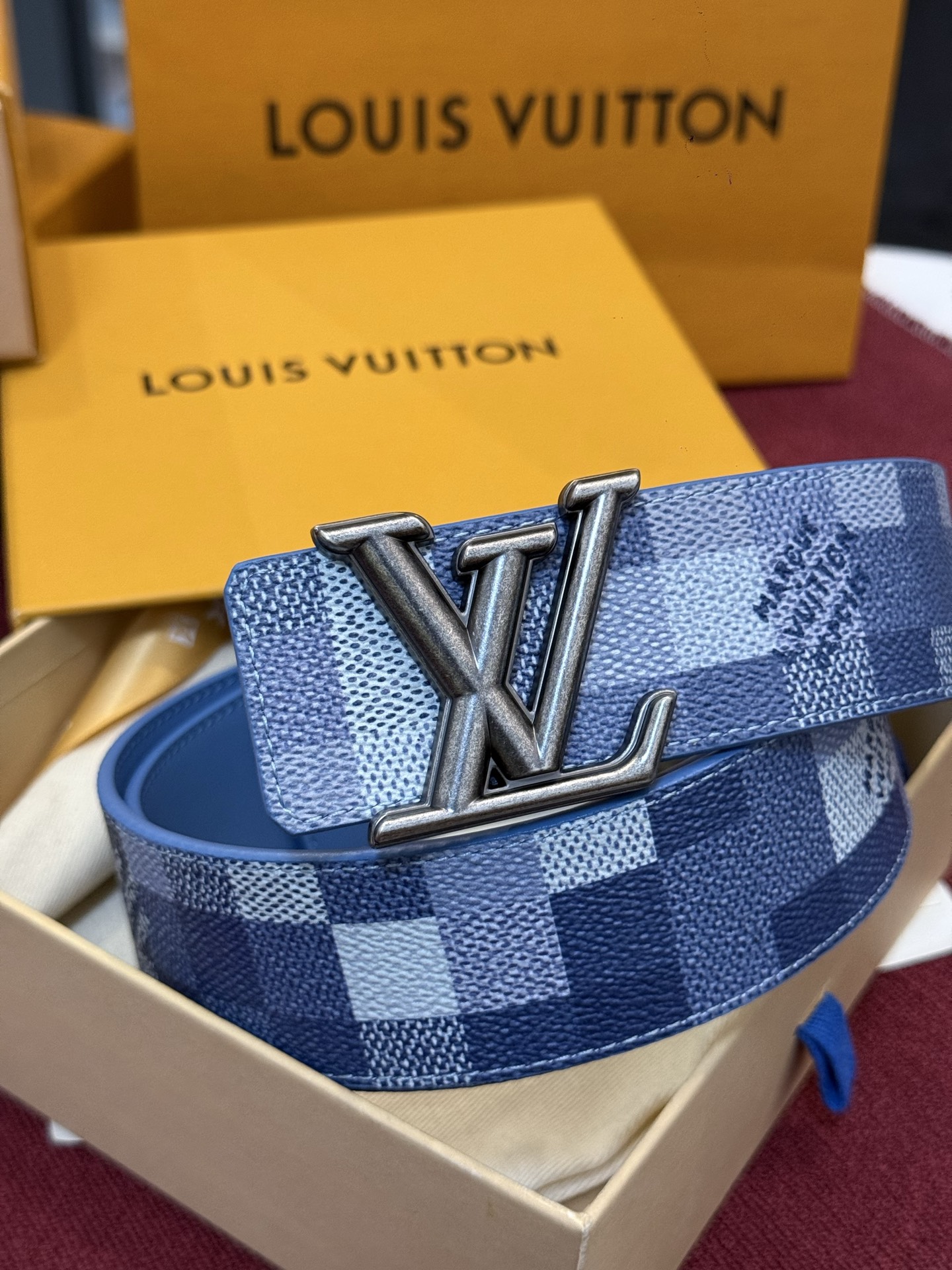 M4739 这款时尚前卫的 LV Initiales Damoflage 40mm 可翻转腰带重新注入了