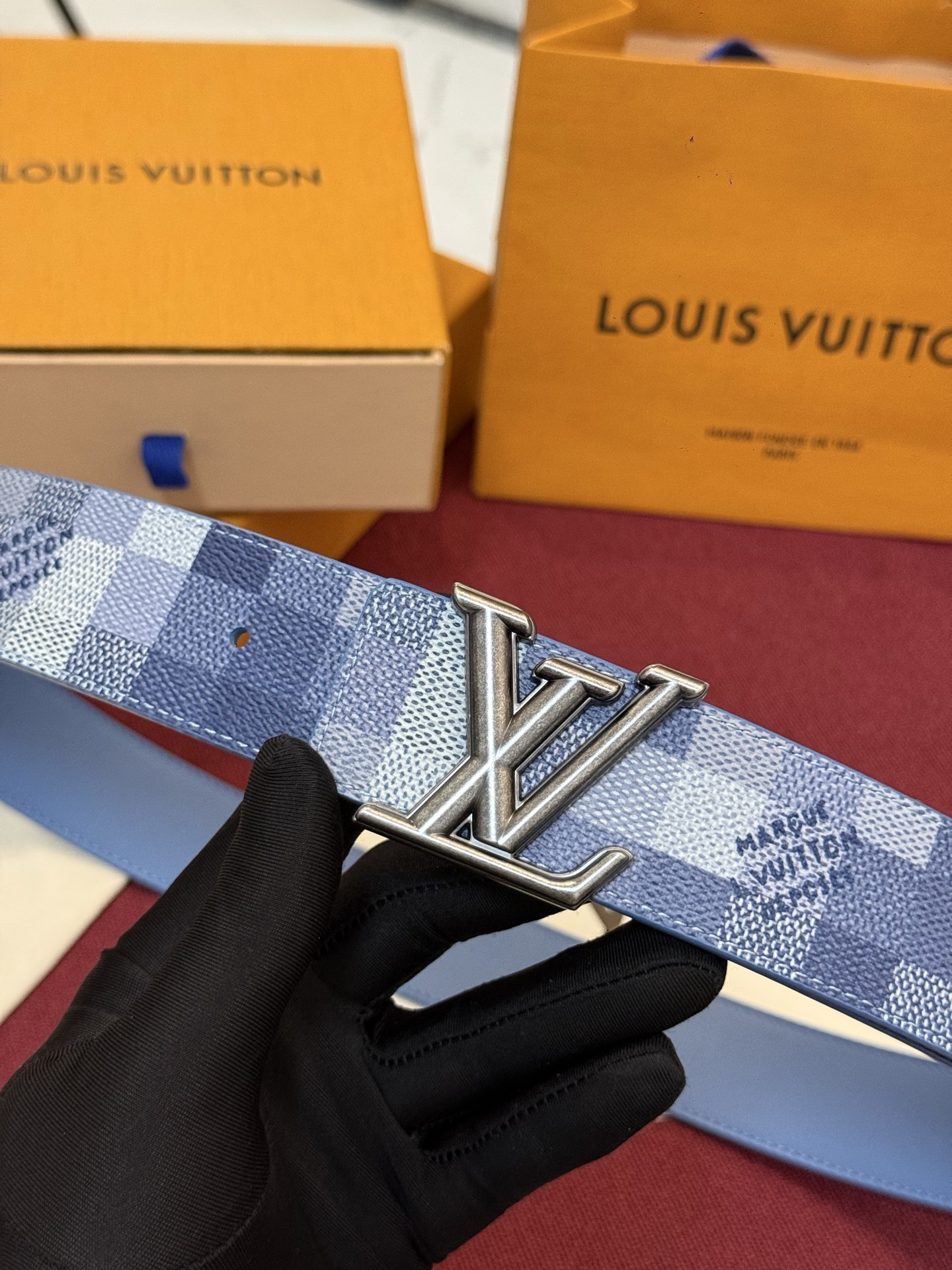 M4739 这款时尚前卫的 LV Initiales Damoflage 40mm 可翻转腰带重新注入了