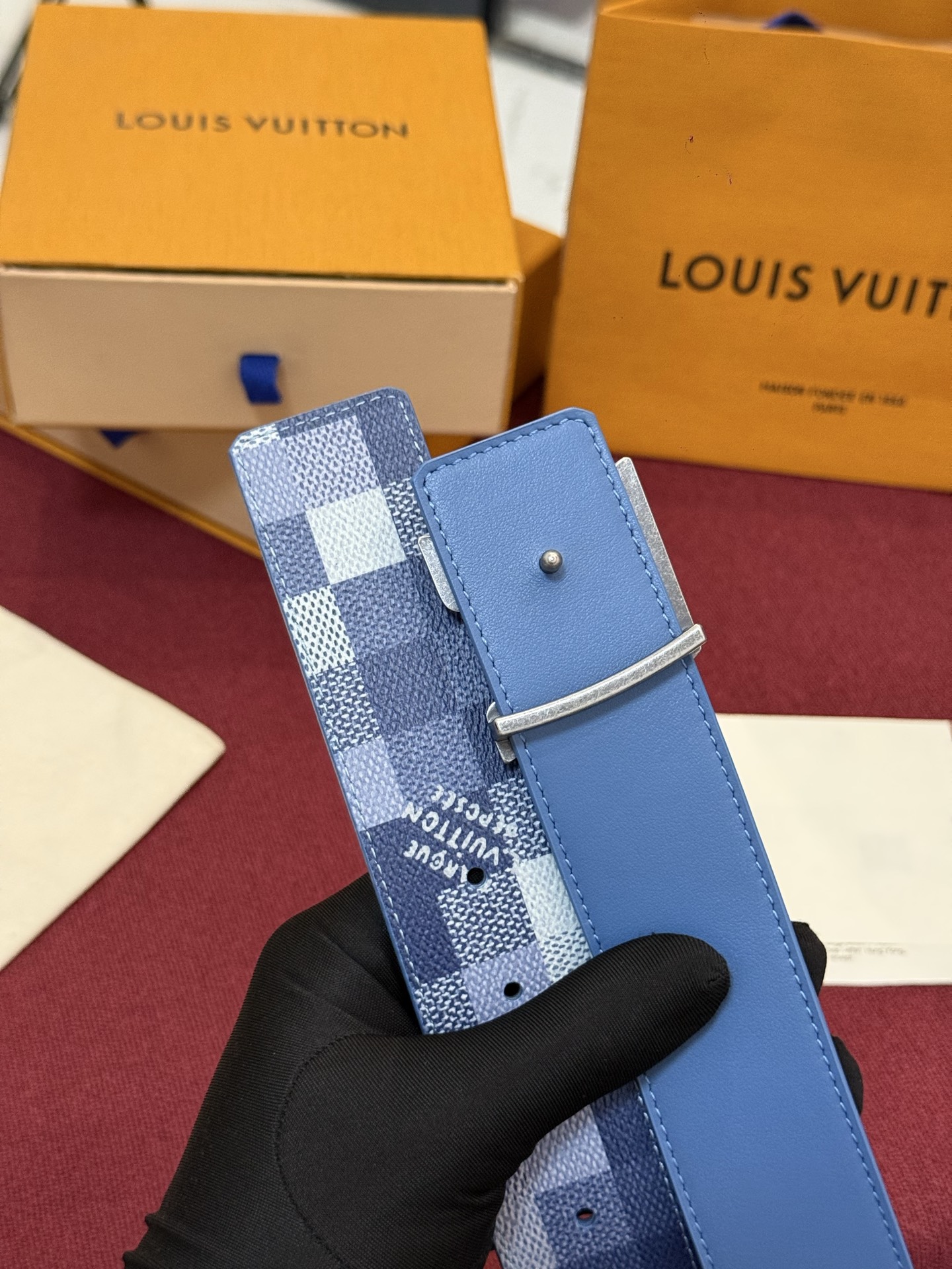 M4739 这款时尚前卫的 LV Initiales Damoflage 40mm 可翻转腰带重新注入了