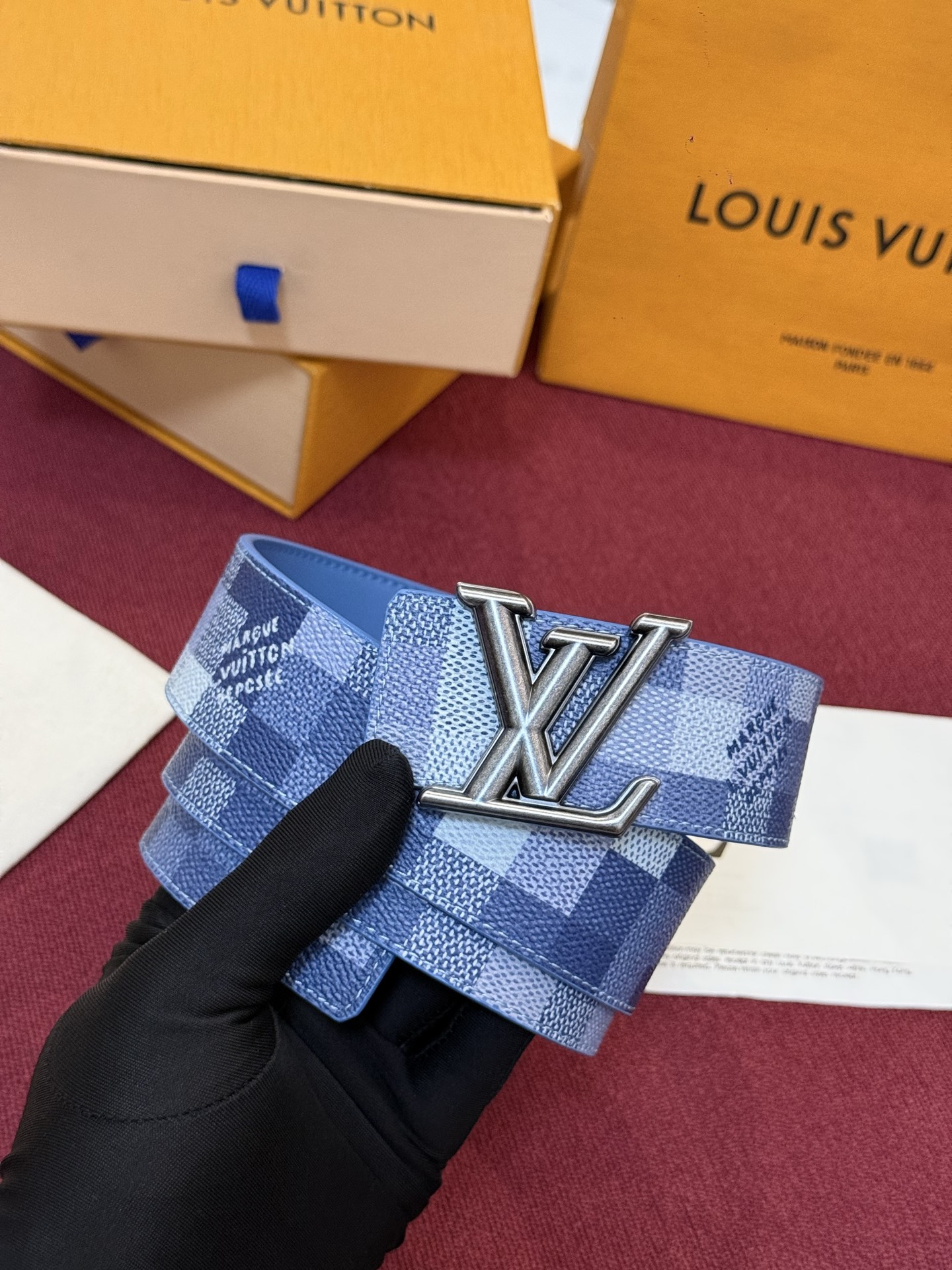 M4739 这款时尚前卫的 LV Initiales Damoflage 40mm 可翻转腰带重新注入了