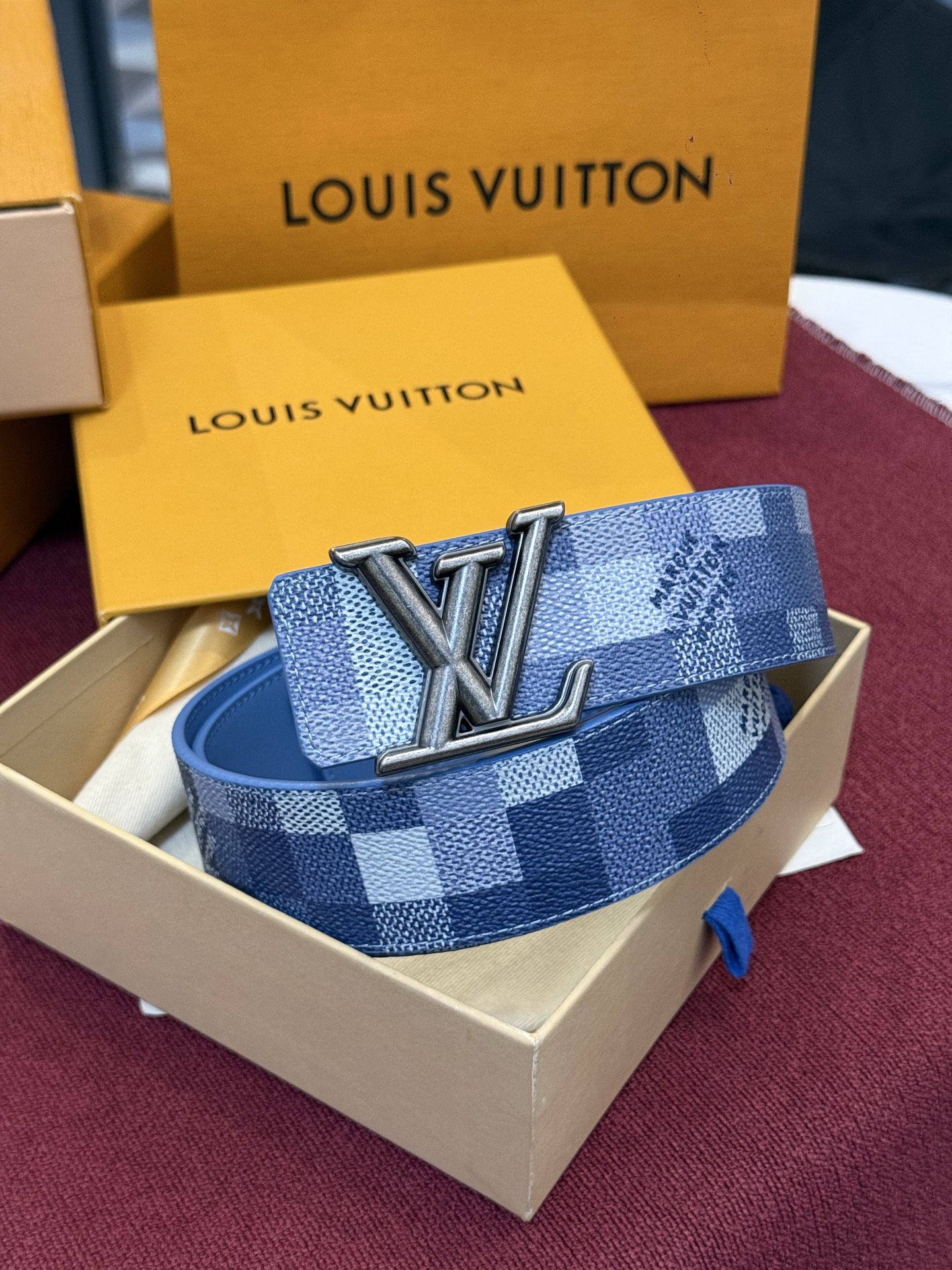 M4739 这款时尚前卫的 LV Initiales Damoflage 40mm 可翻转腰带重新注入了