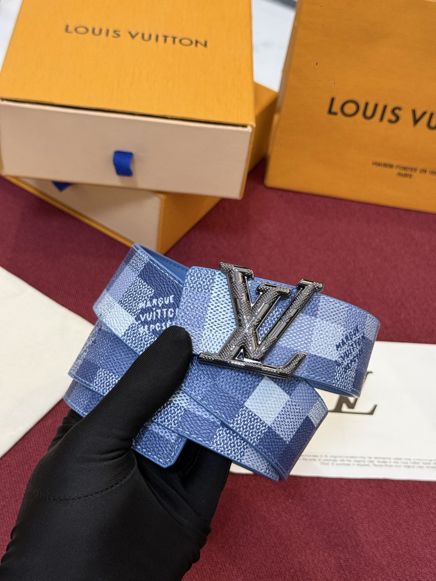 M4739 这款时尚前卫的 LV Initiales Damoflage 40mm 可翻转腰带重新注入了