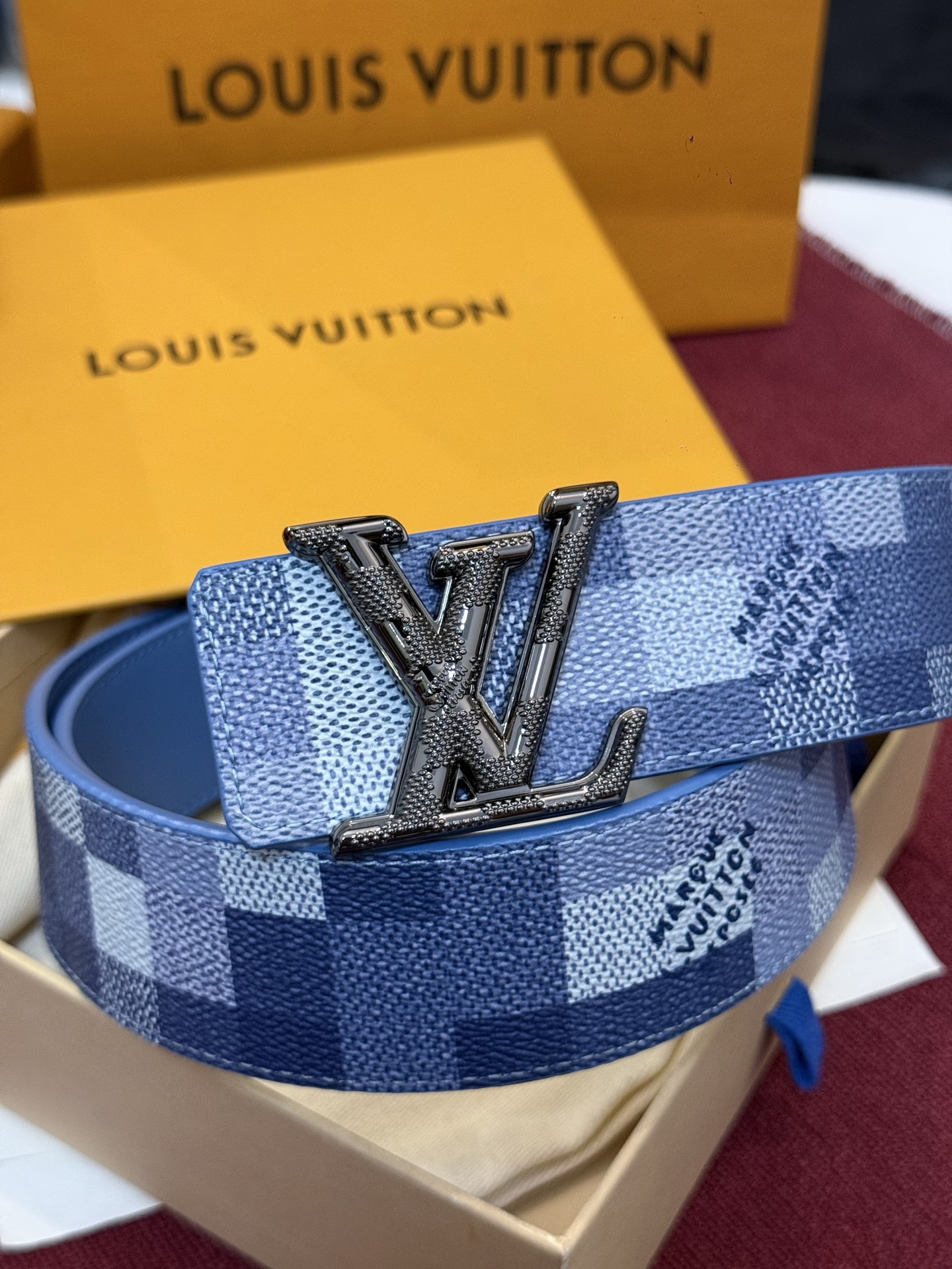 M4739 这款时尚前卫的 LV Initiales Damoflage 40mm 可翻转腰带重新注入了