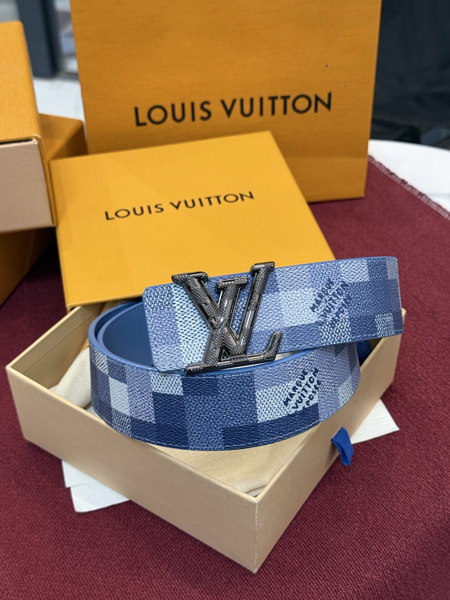 M4739 这款时尚前卫的 LV Initiales Damoflage 40mm 可翻转腰带重新注入了