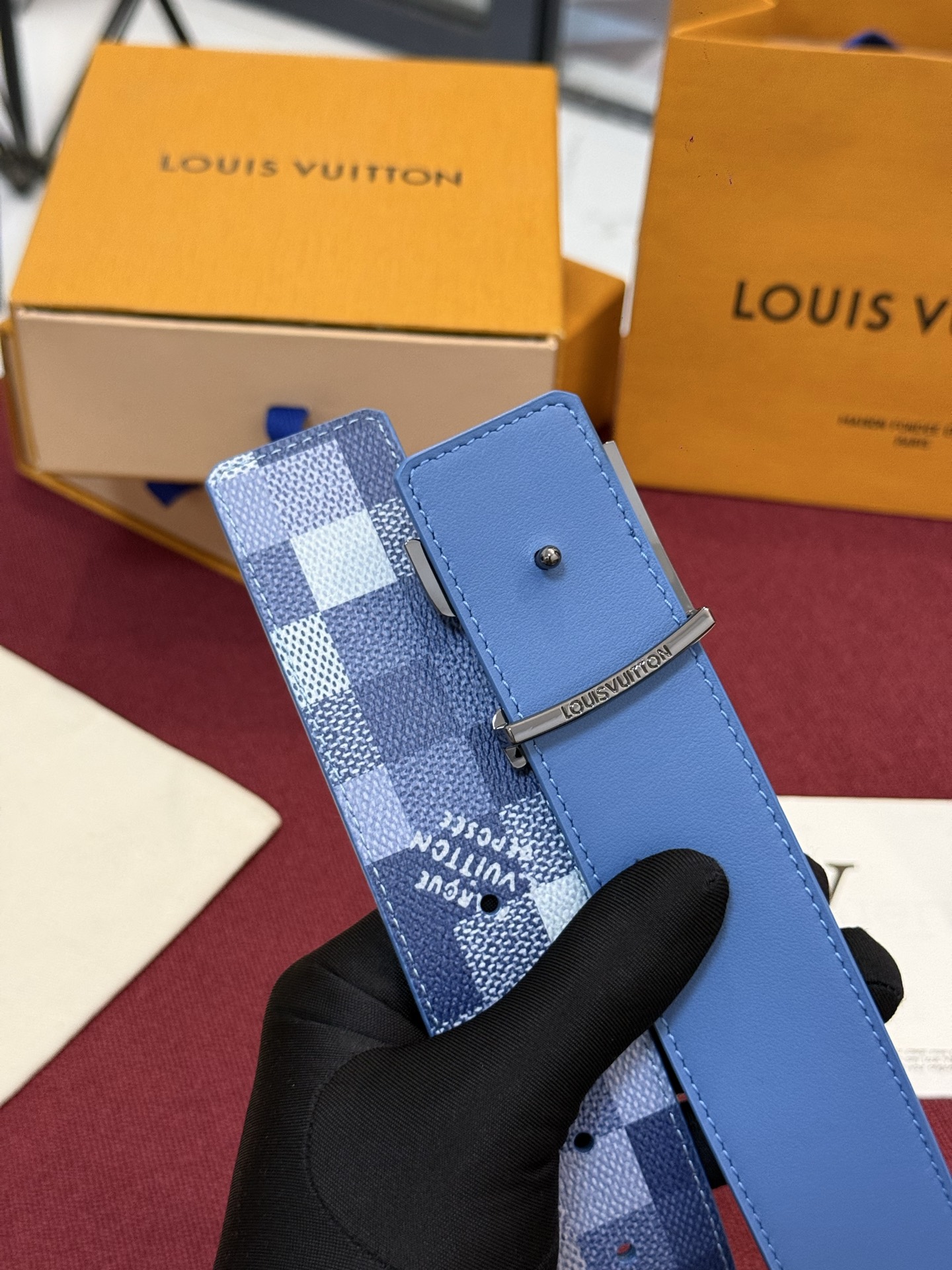 M4739 这款时尚前卫的 LV Initiales Damoflage 40mm 可翻转腰带重新注入了