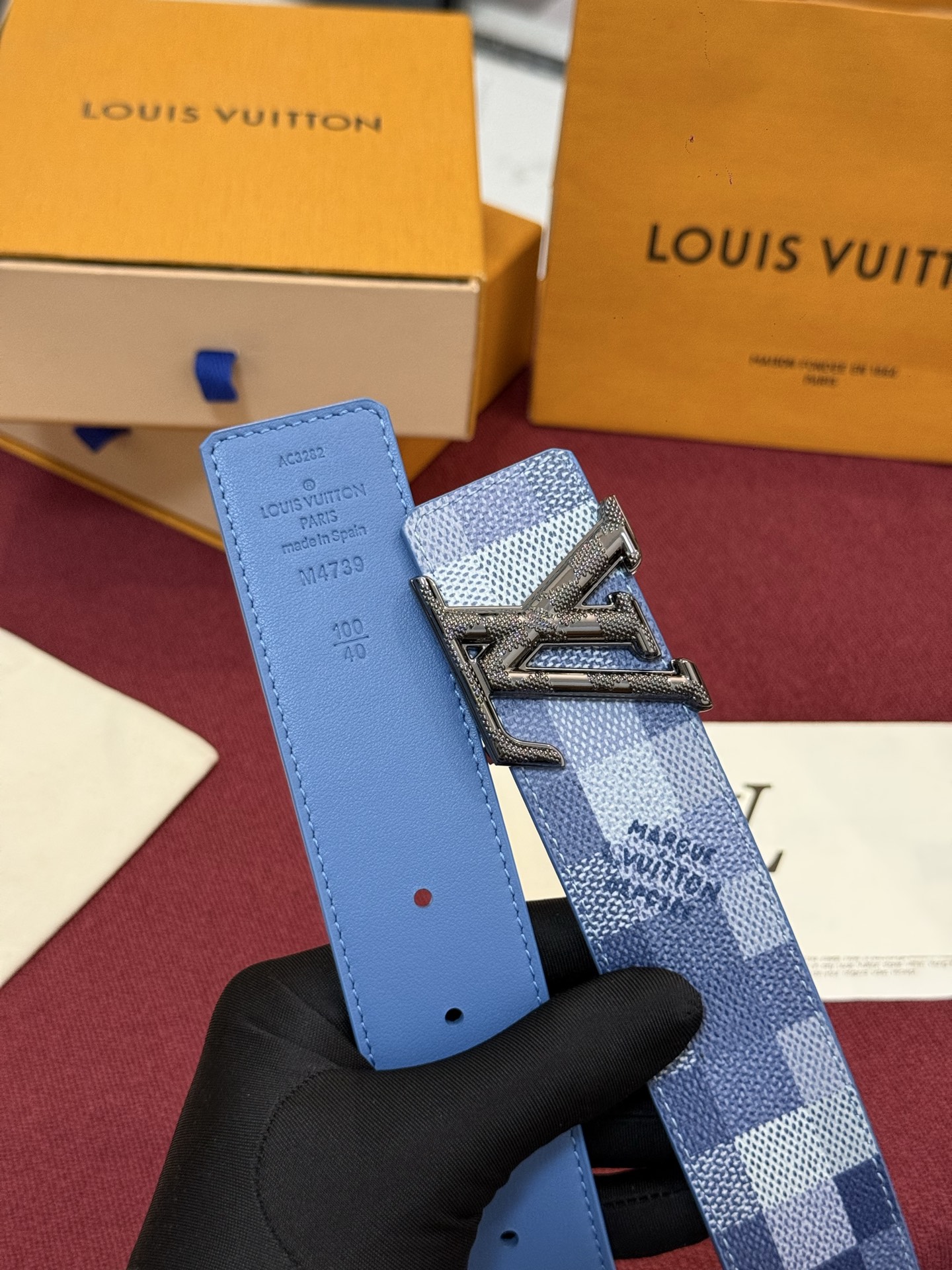 M4739 这款时尚前卫的 LV Initiales Damoflage 40mm 可翻转腰带重新注入了