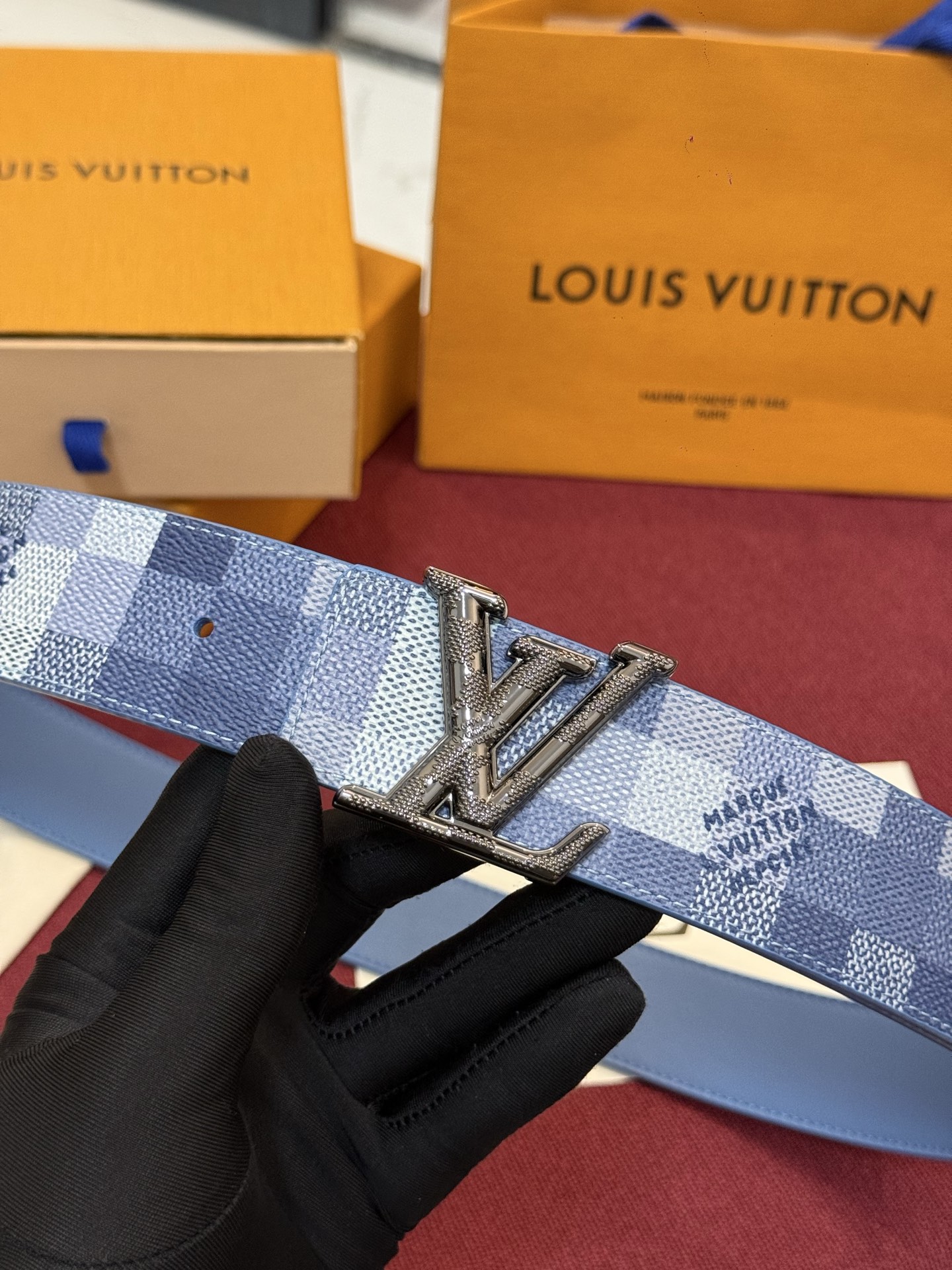 M4739 这款时尚前卫的 LV Initiales Damoflage 40mm 可翻转腰带重新注入了